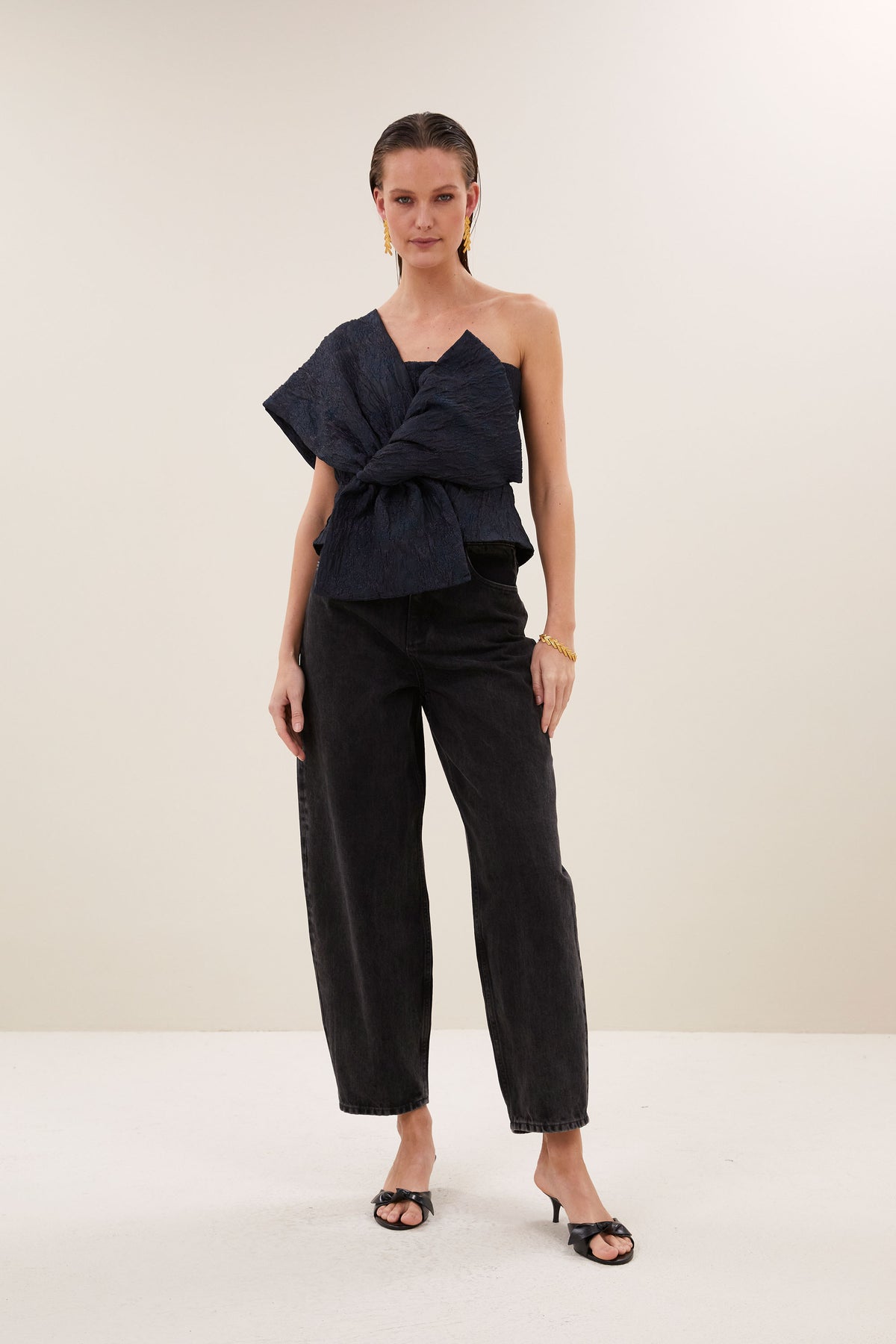 jula-jacquard-top-midnight-all-time classic-blinde ritssluiting-aansluitende fit-by-bar-sfeerbeeld