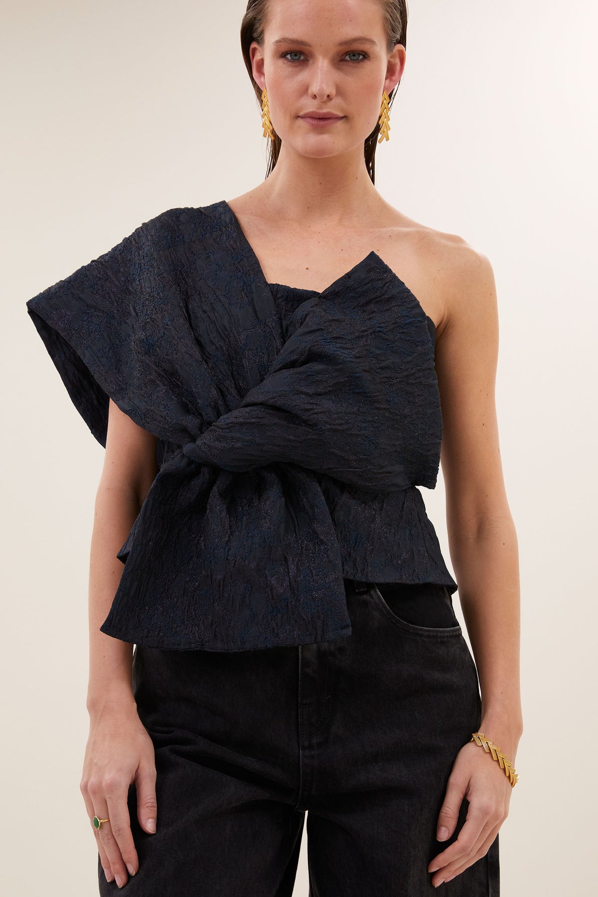 jula-jacquard-top-midnight-all-time classic-blinde ritssluiting-aansluitende fit-by-bar-detail