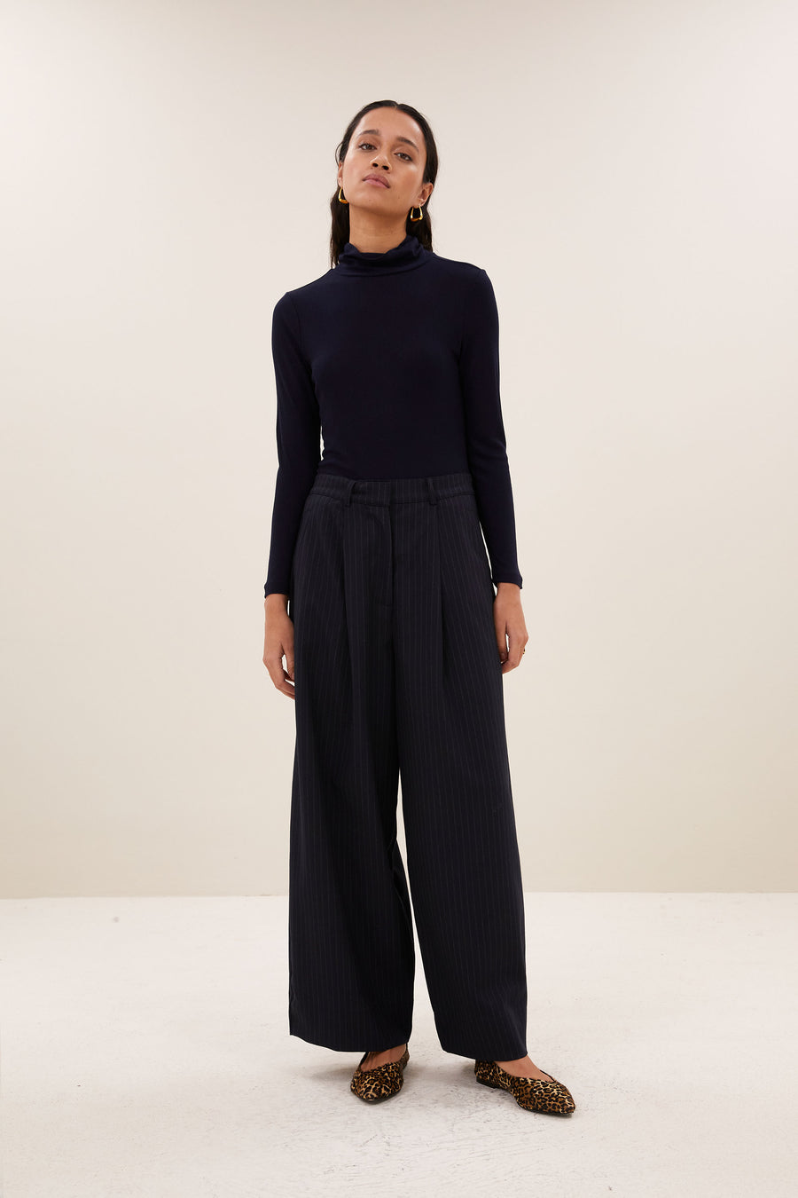 frida-pinstripe-pants-midnight-all-time classic-hoge taille-plooien-by-bar-sfeerbeeld
