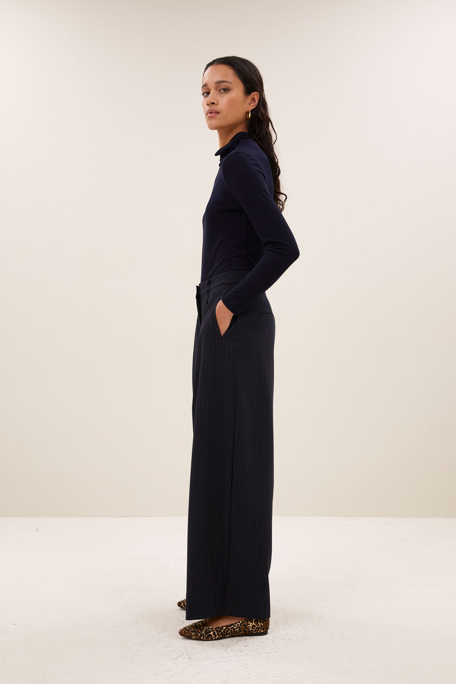 frida-pinstripe-pants-midnight-all-time classic-hoge taille-plooien-by-bar-zijaanzicht