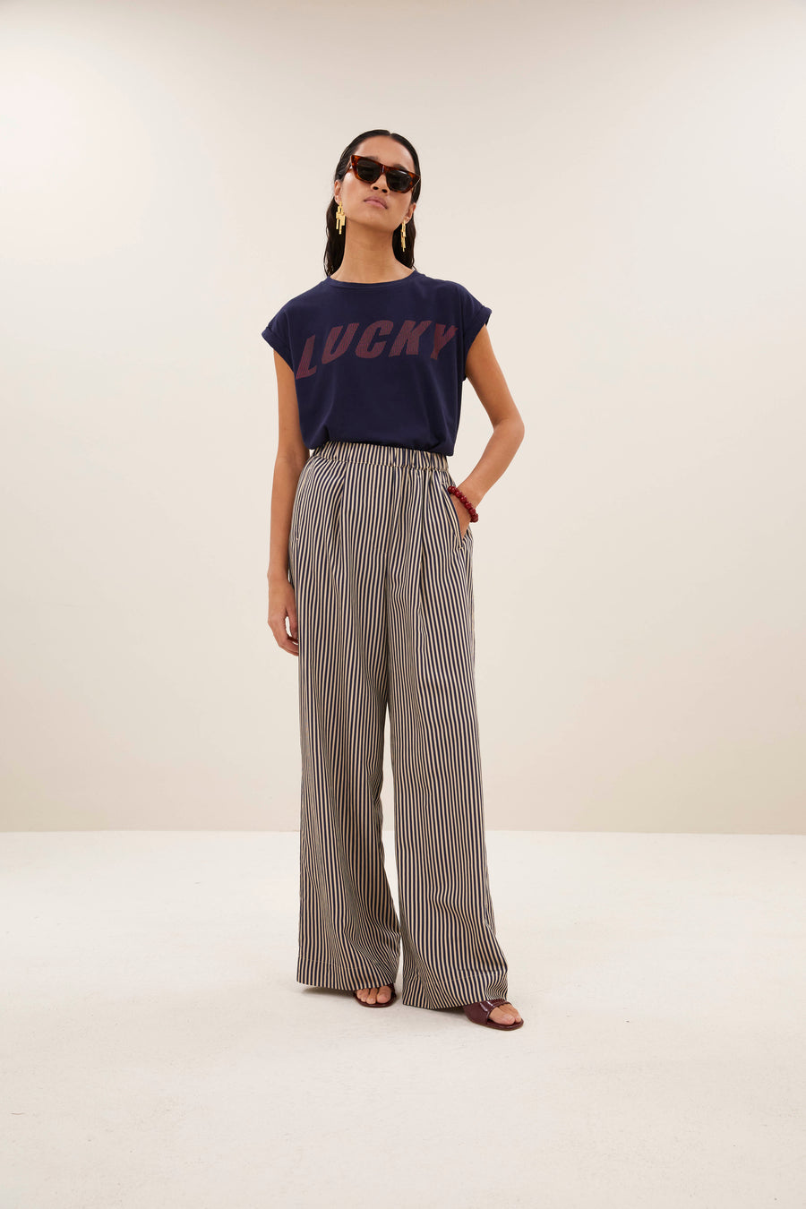 tobi-striped-speed-top-uniform-blue-must-have essential-ronde halslijn-kleine kapmouw-by-bar-sfeerbeeld