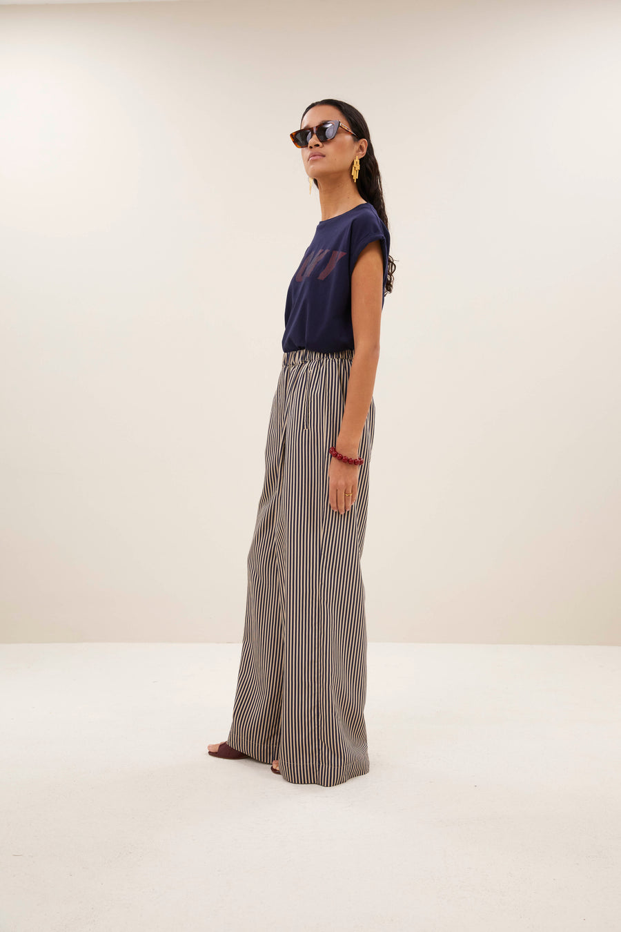 tobi-striped-speed-top-uniform-blue-must-have essential-ronde halslijn-kleine kapmouw-by-bar-vooraanzicht