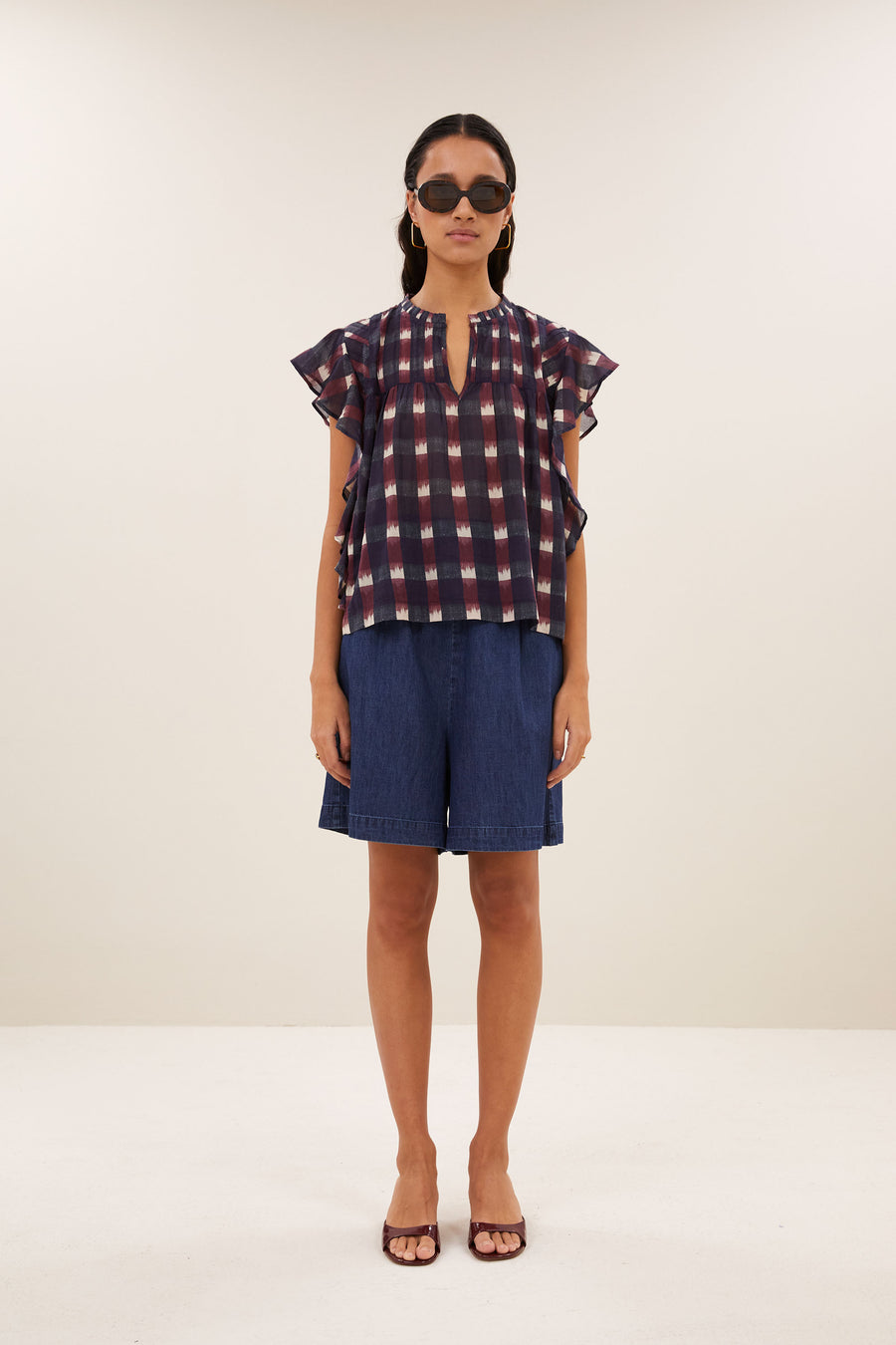 danee-ikat-blouse-wine-ikat-print-biologisch katoen-ronde halslijn-kleine kapmouw-by-bar-vooraanzicht