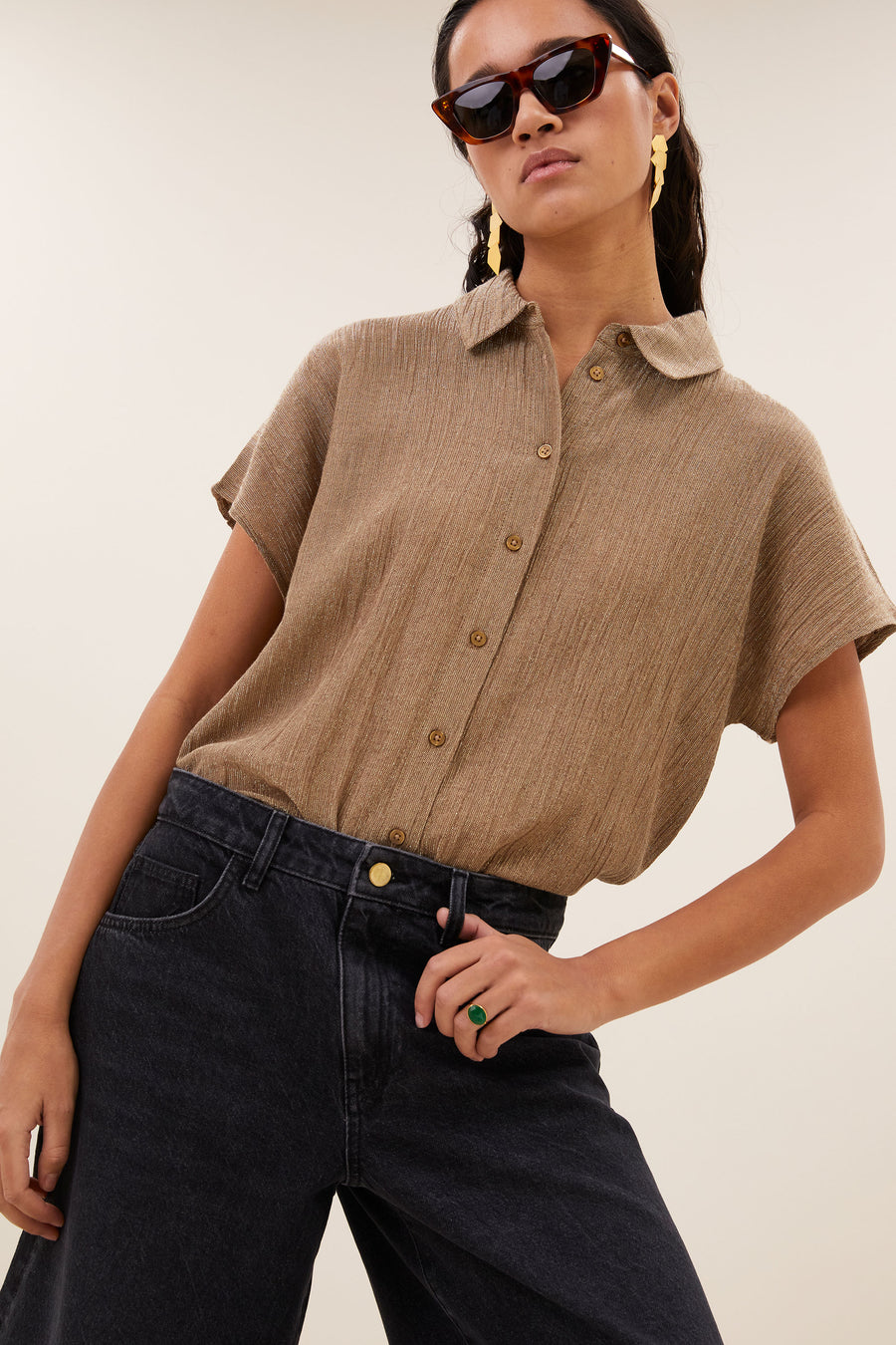 barley-lurex-blouse-gold-knoopsluiting-subtiel geweven lurex draad-kleine kapmouw-by-bar-vooraanzicht