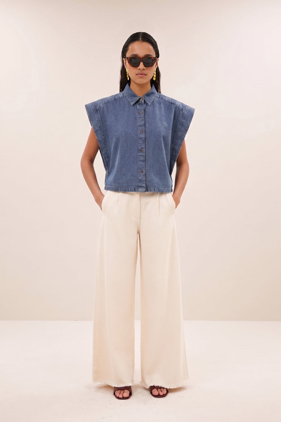 pixie-short-denim-blouse-medium-denim-comfortabele draagervaring-knoopsluiting-kleine kapmouw-by-bar-sfeerbeeld