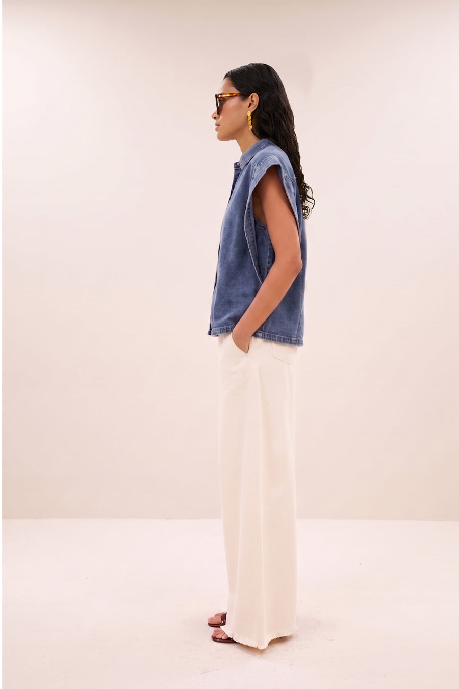 pixie-short-denim-blouse-medium-denim-comfortabele draagervaring-knoopsluiting-kleine kapmouw-by-bar-zijaanzicht