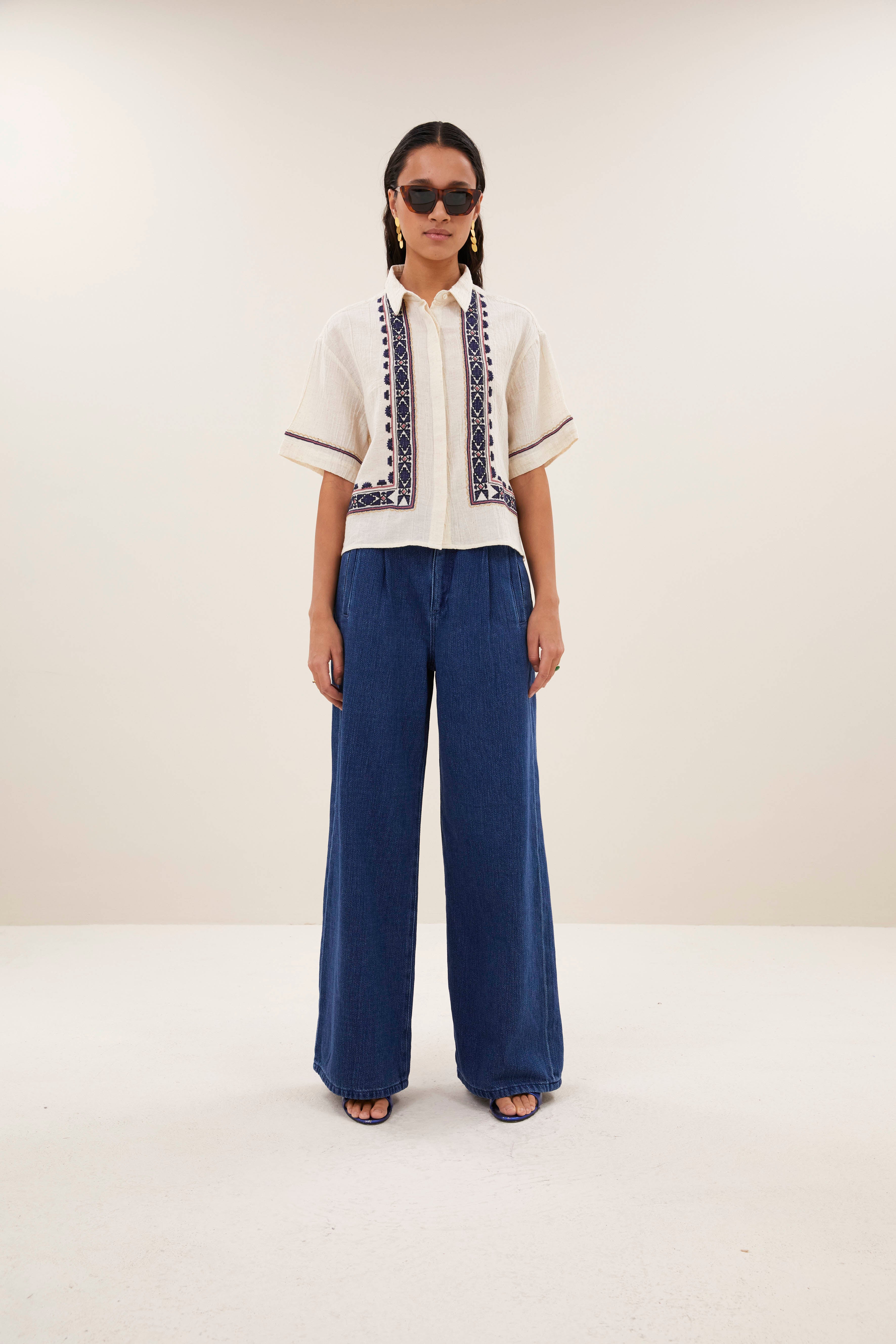 blouse-jela embroidery blouse sand-by-bar-zijaanzicht