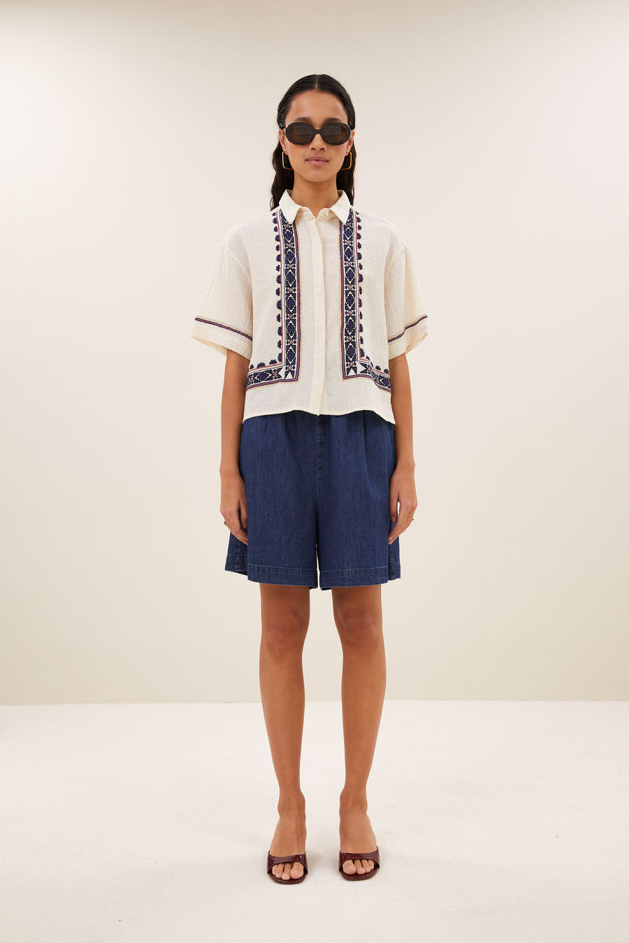 jela-embroidery-blouse-sand-embroidery-gemaakt door weefspecialist-opstaande kraag-by-bar-vooraanzicht