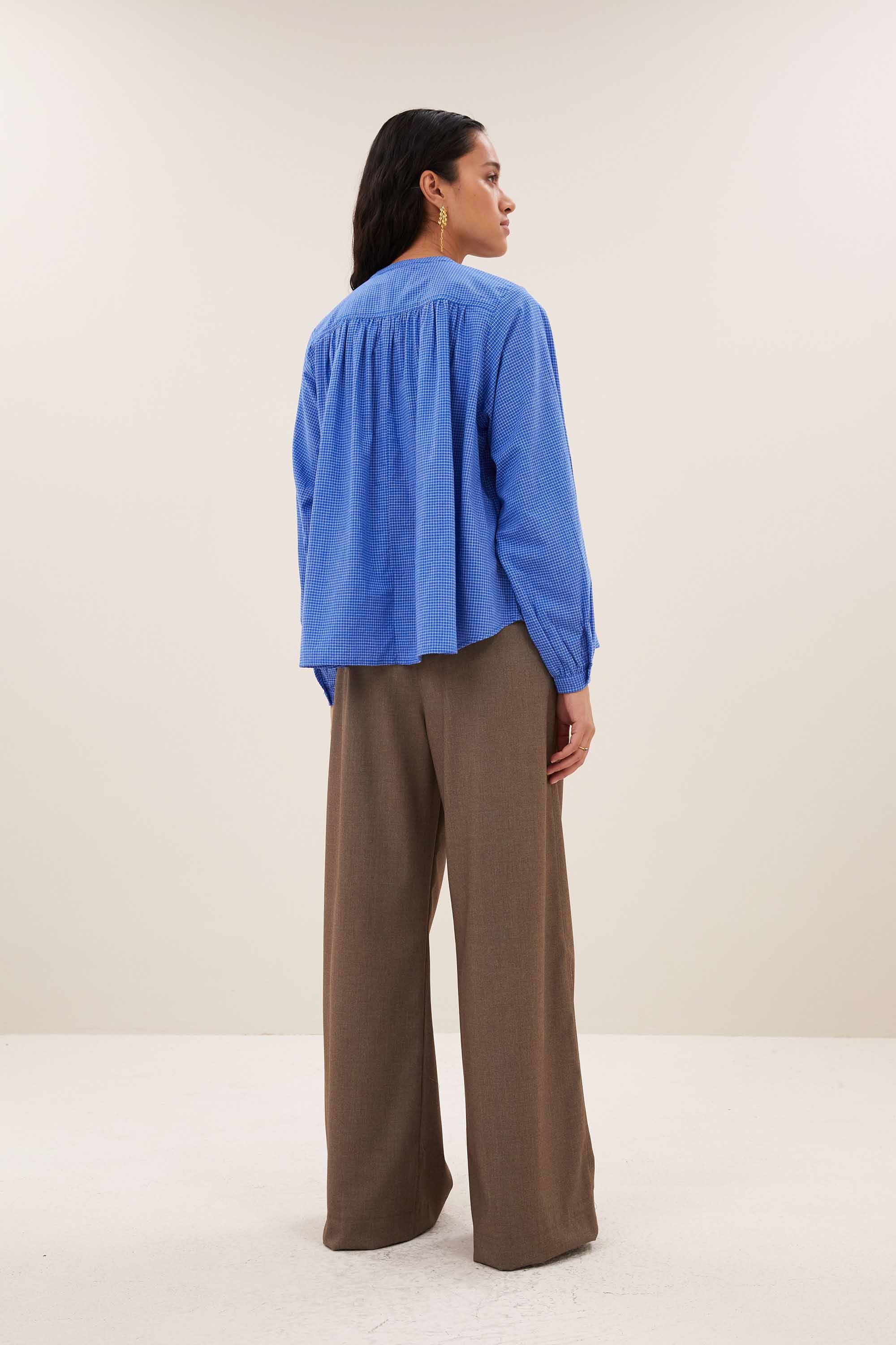 nyka-blue-check-blouse-little-blue-check-all-time classic-knoopsluiting-biologisch katoen-by-bar-zijaanzicht