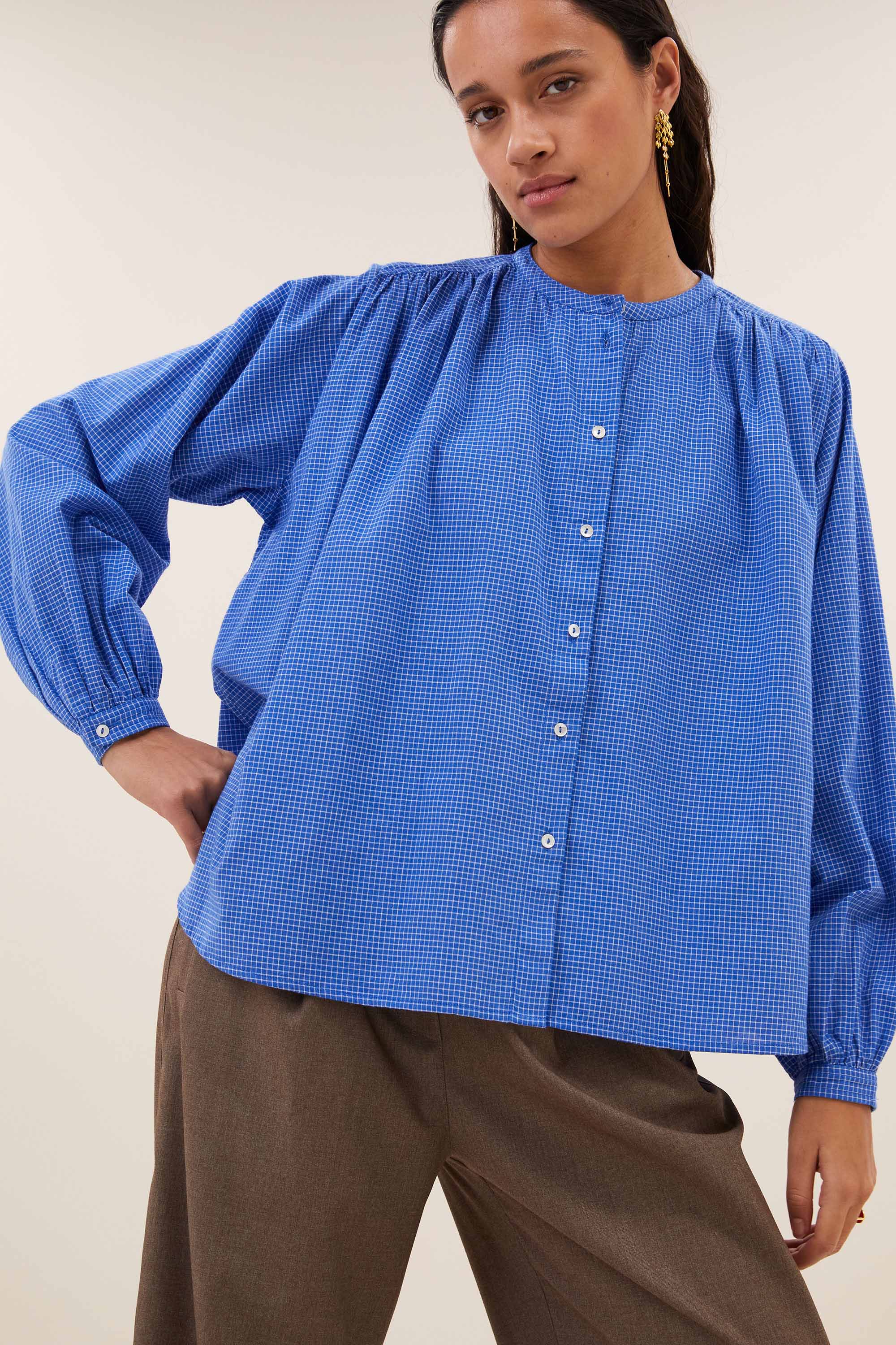 nyka-blue-check-blouse-little-blue-check-all-time classic-knoopsluiting-biologisch katoen-by-bar-sfeerbeeld