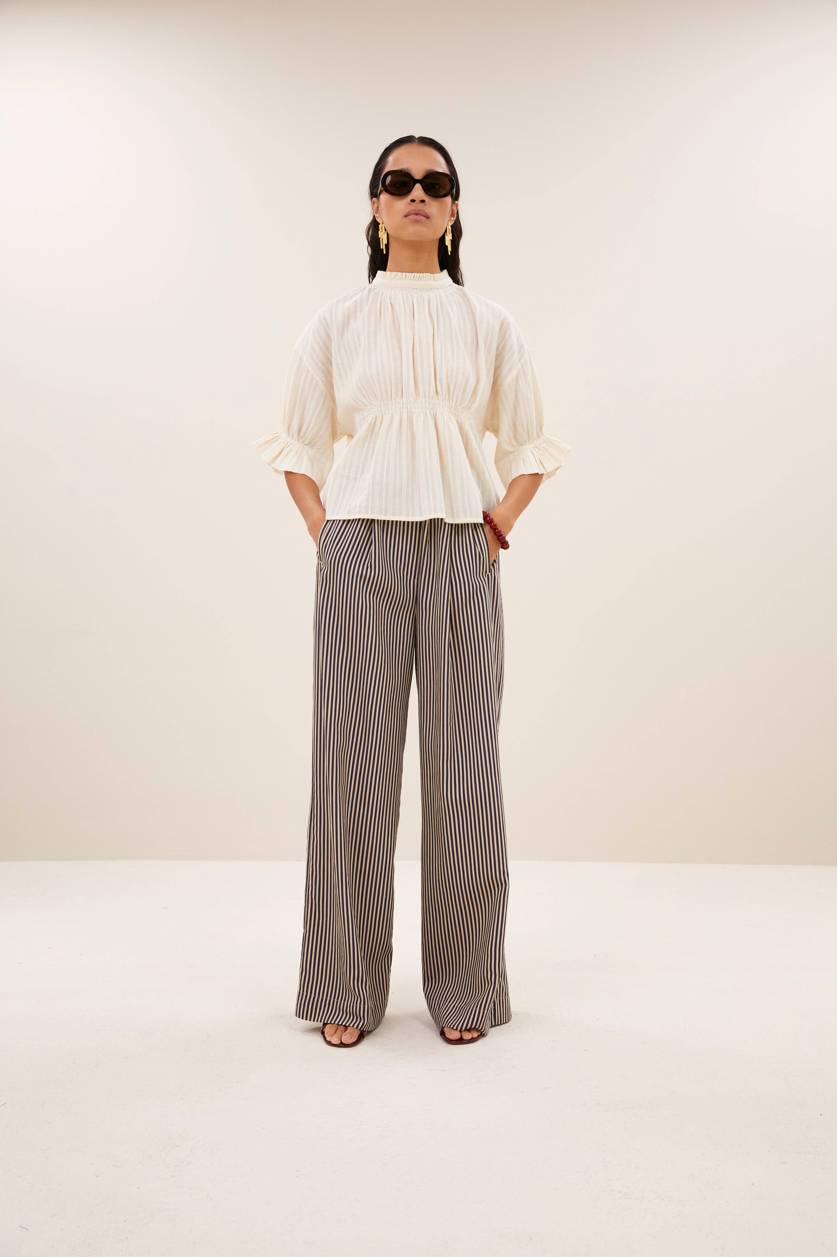 blouse-isabel dobby blouse sand-by-bar-sfeerbeeld