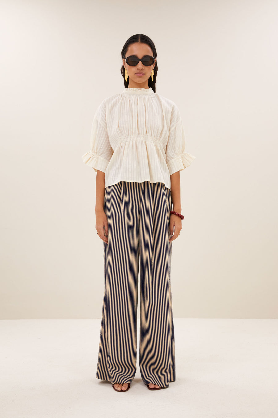isabel-dobby-blouse-sand-aansluitende fit-elastieken band-gemaakt door weefspecialist-by-bar-vooraanzicht