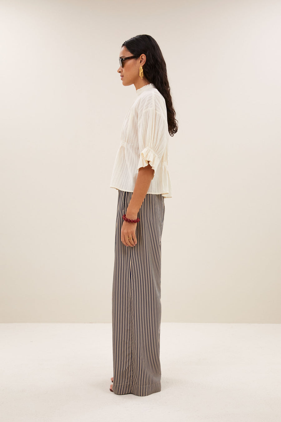 isabel-dobby-blouse-sand-aansluitende fit-elastieken band-gemaakt door weefspecialist-by-bar-zijaanzicht