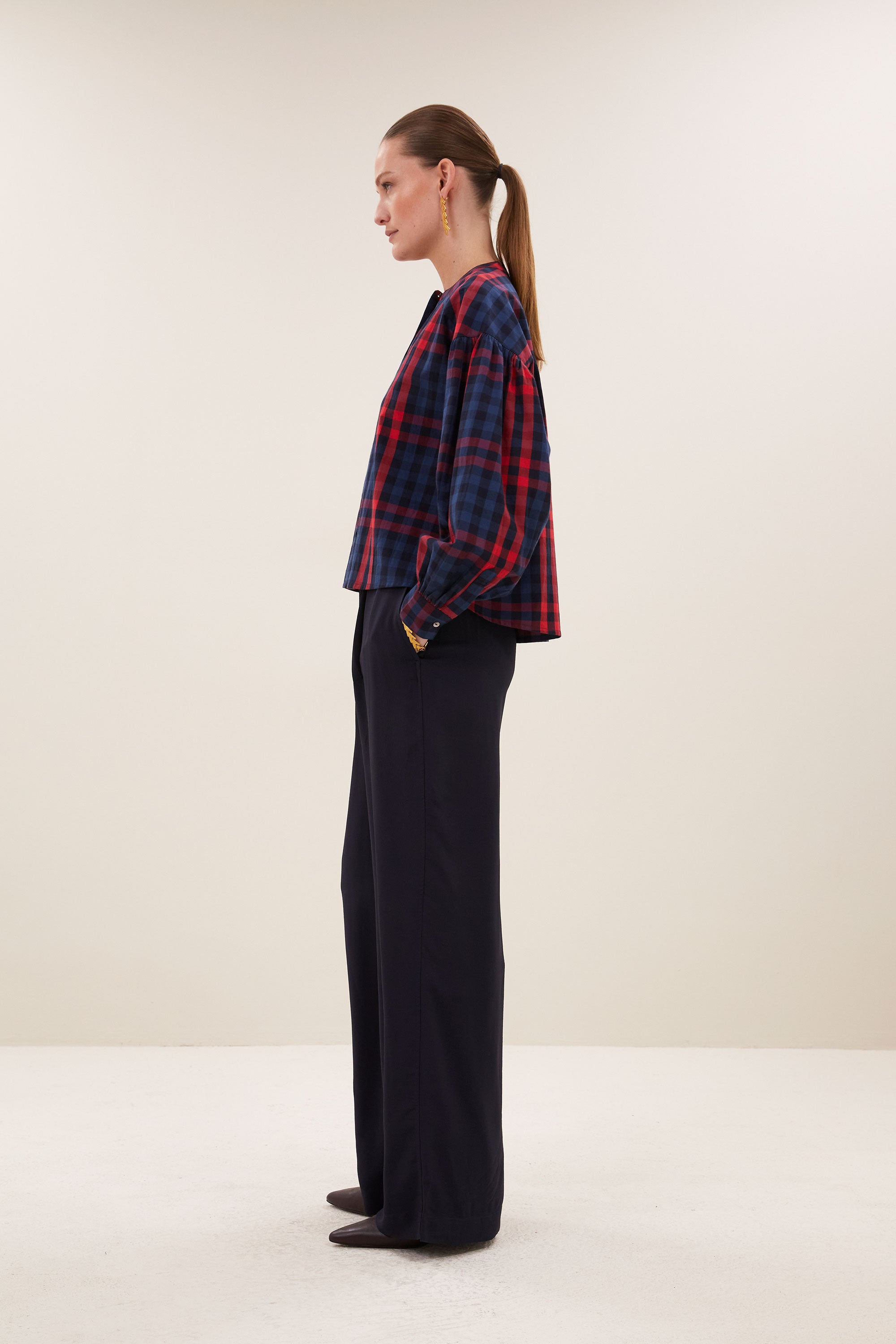 ella-red-check-blouse-royal-red-check-knoopsluiting-biologisch katoen-ronde halslijn-by-bar-vooraanzicht