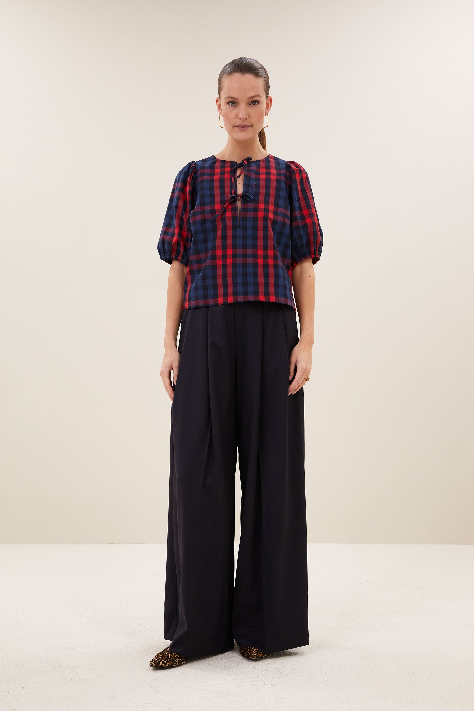 kaya-red-check-blouse-royal-red-check-korte fit-ronde halslijn-kleine kapmouw-by-bar-aanvullende-foto