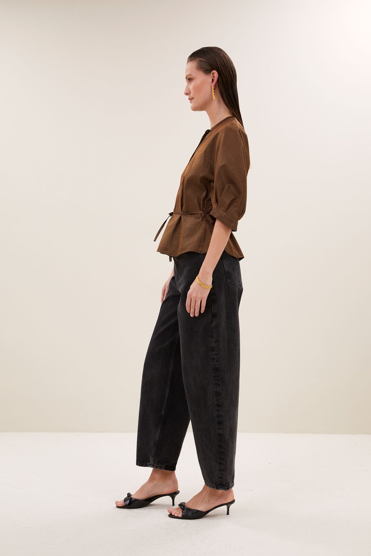 phoebe-festive-blouse-gold-met strikceintuur-volumnieuze mouwen-knoopsluiting-by-bar-zijaanzicht
