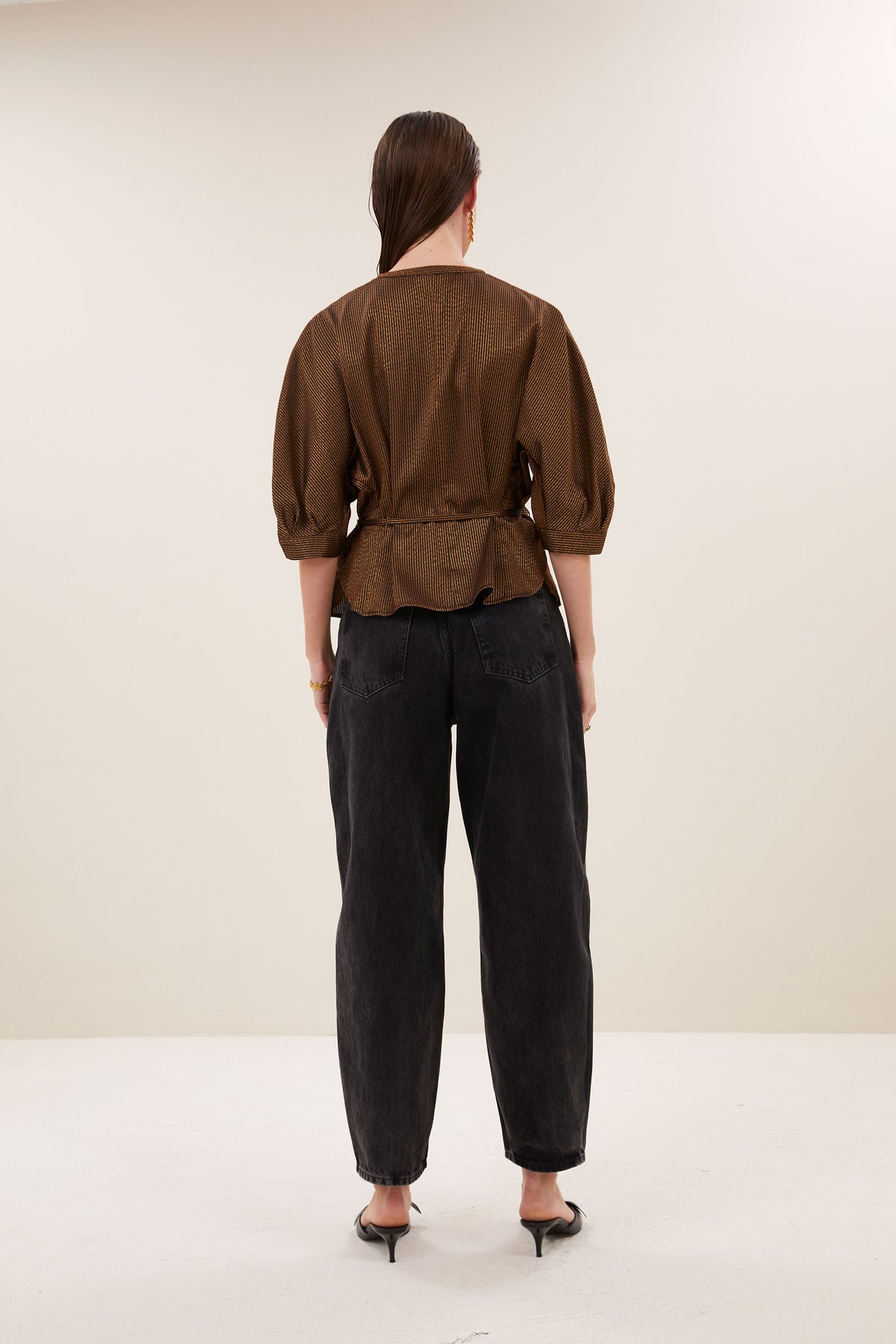 phoebe-festive-blouse-gold-met strikceintuur-volumnieuze mouwen-knoopsluiting-by-bar-achteraanzicht