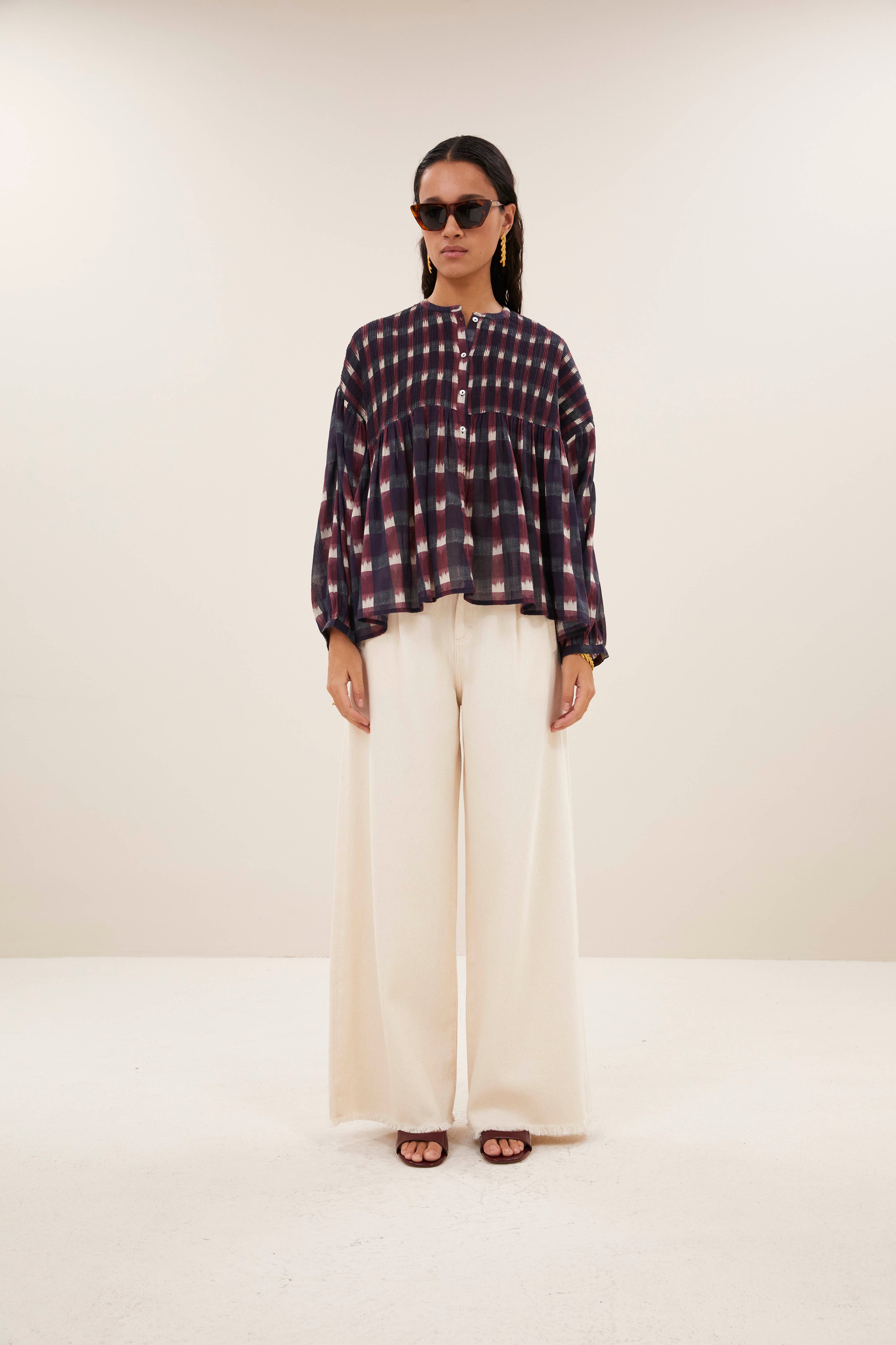 blouse-mine ikat blouse wine ikat print-by-bar-zijaanzicht