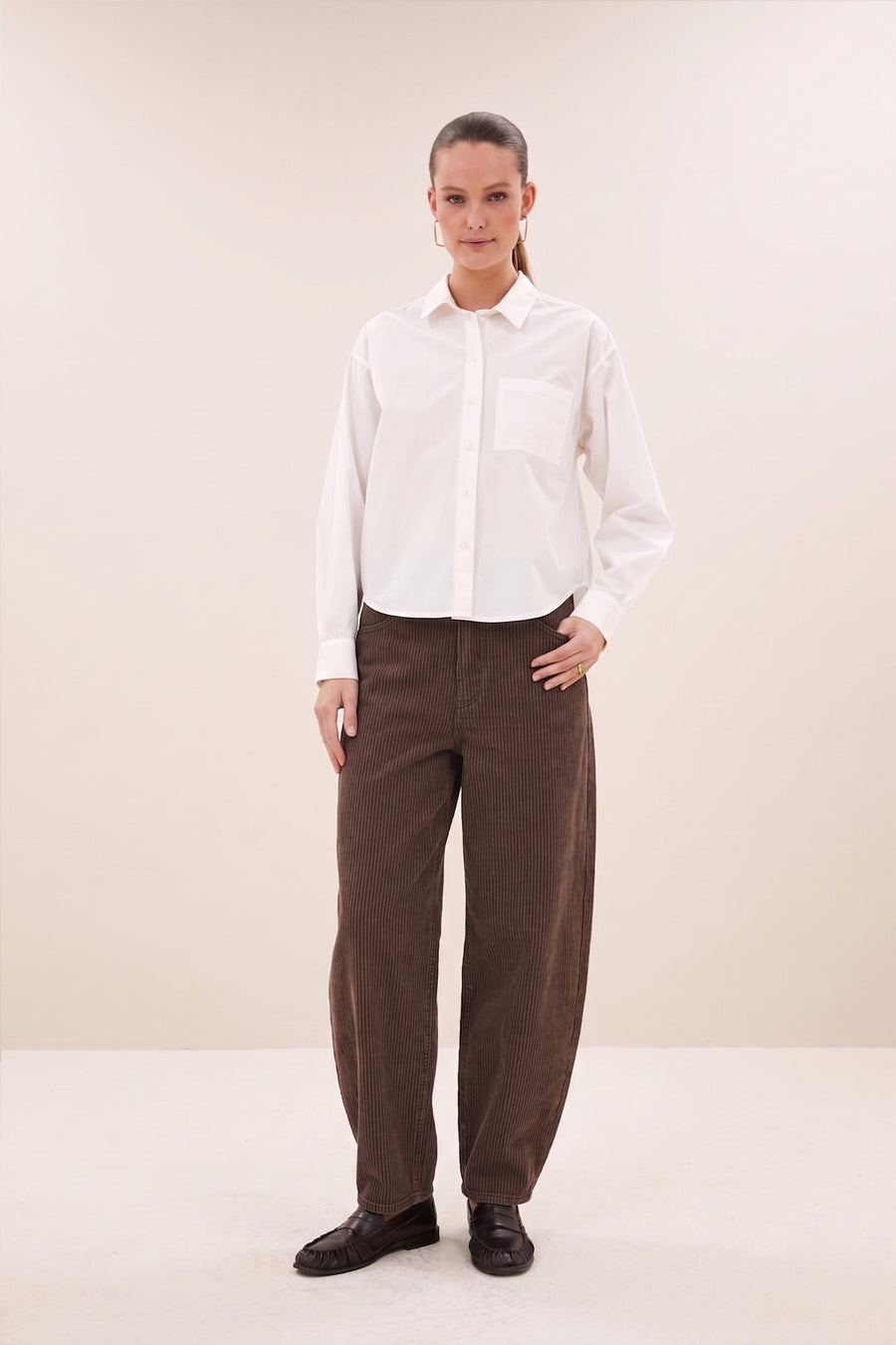 lise-poplin-blouse-white-all-time classic-knoopsluiting-opstaande kraag-by-bar-vooraanzicht