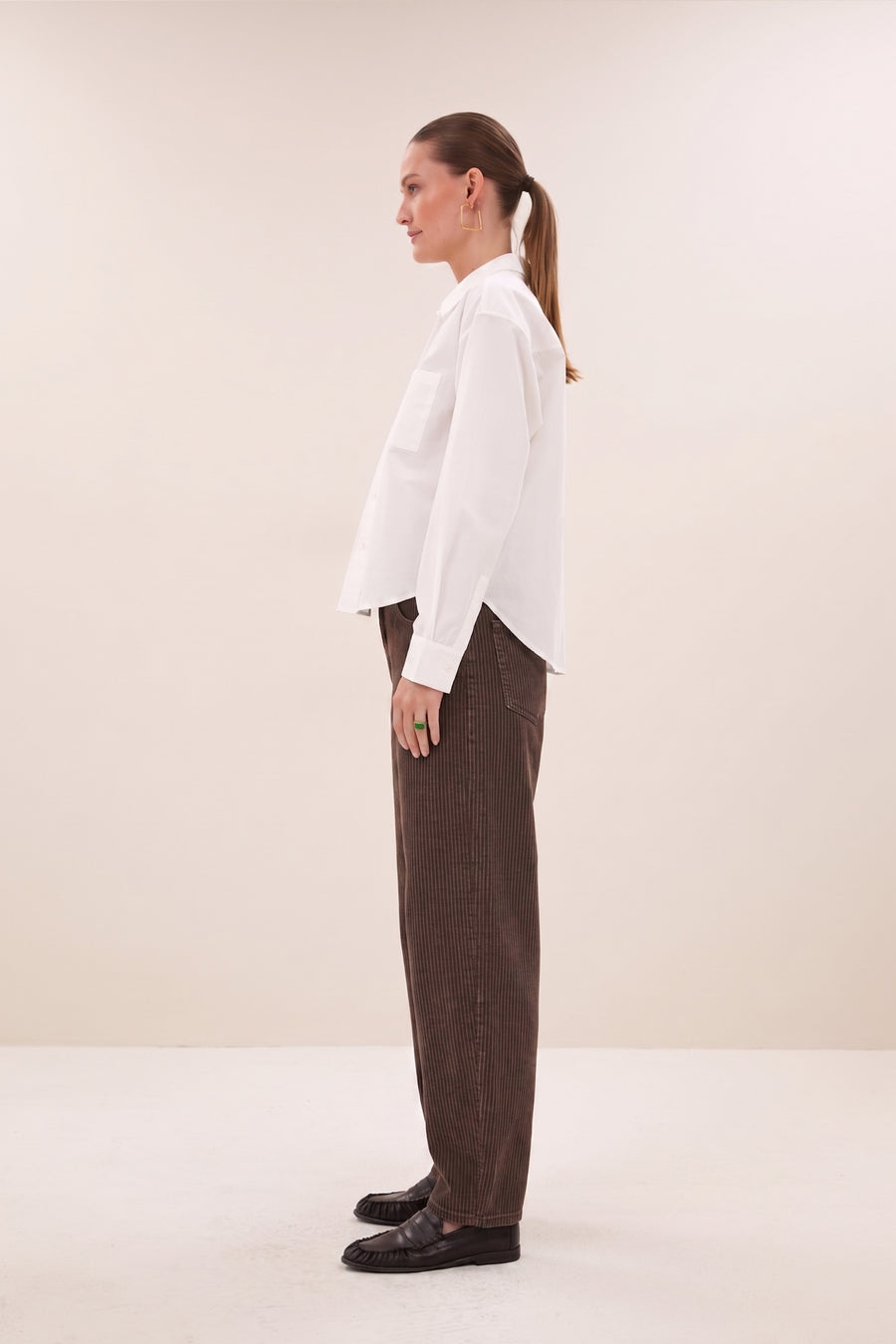 lise-poplin-blouse-white-all-time classic-knoopsluiting-opstaande kraag-by-bar-zijaanzicht
