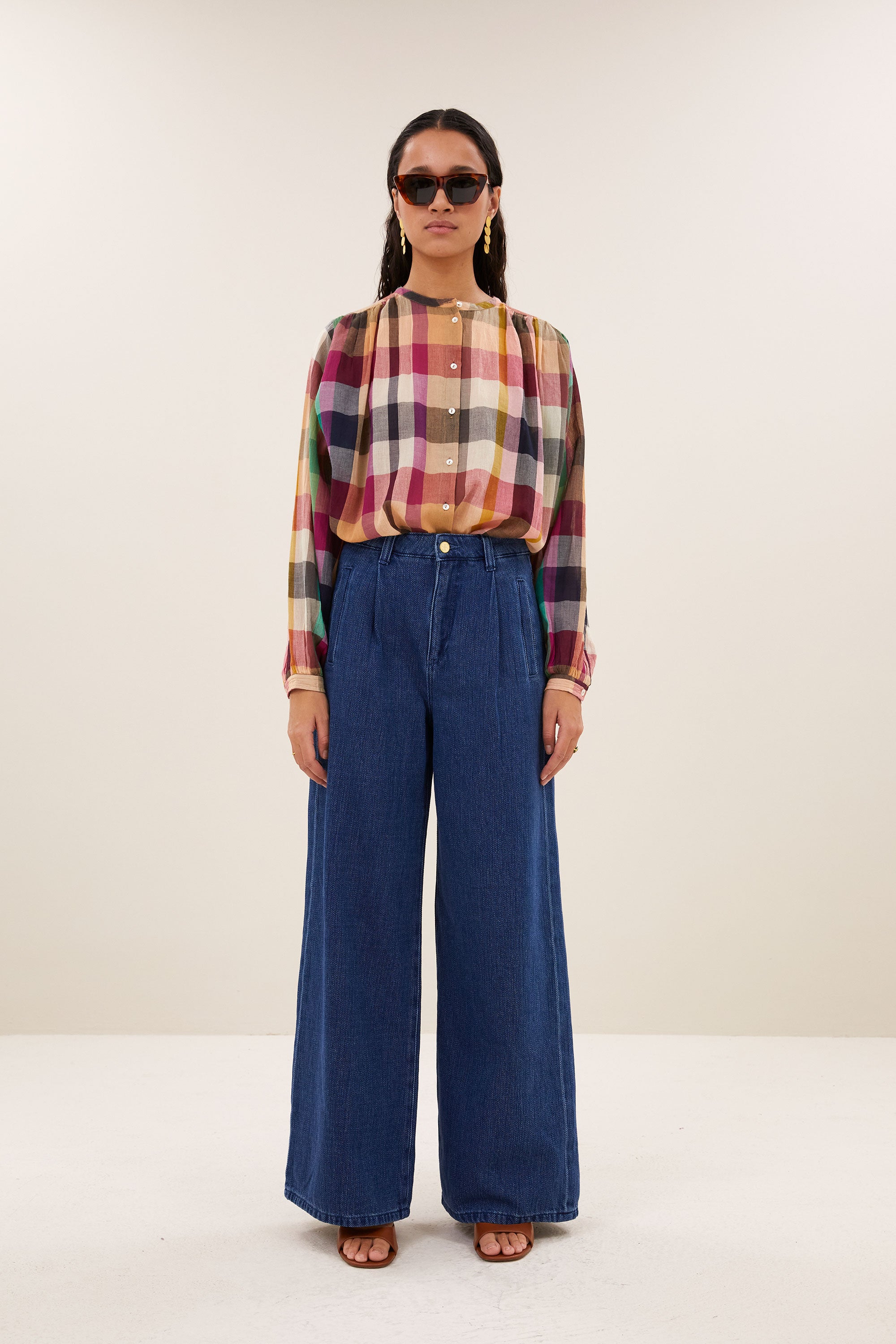 nyka-rainbow-blouse-rainbow-check-elk item is uniek-losvallende pasvorm-biologisch katoen-by-bar-achteraanzicht