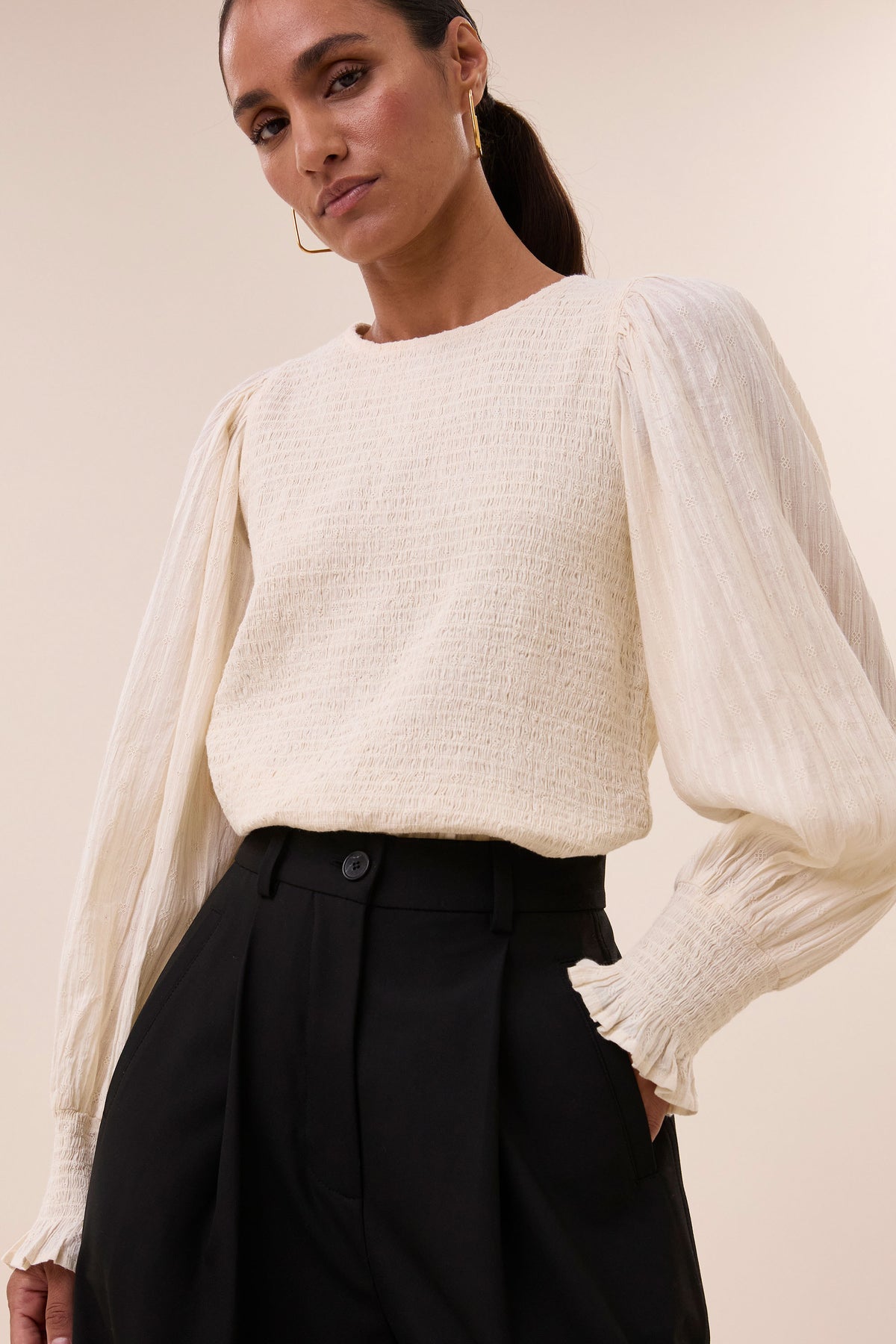 yena-dobby-blouse-sand-all-time classic-casual fit-elastisch smok detail-by-bar-detail