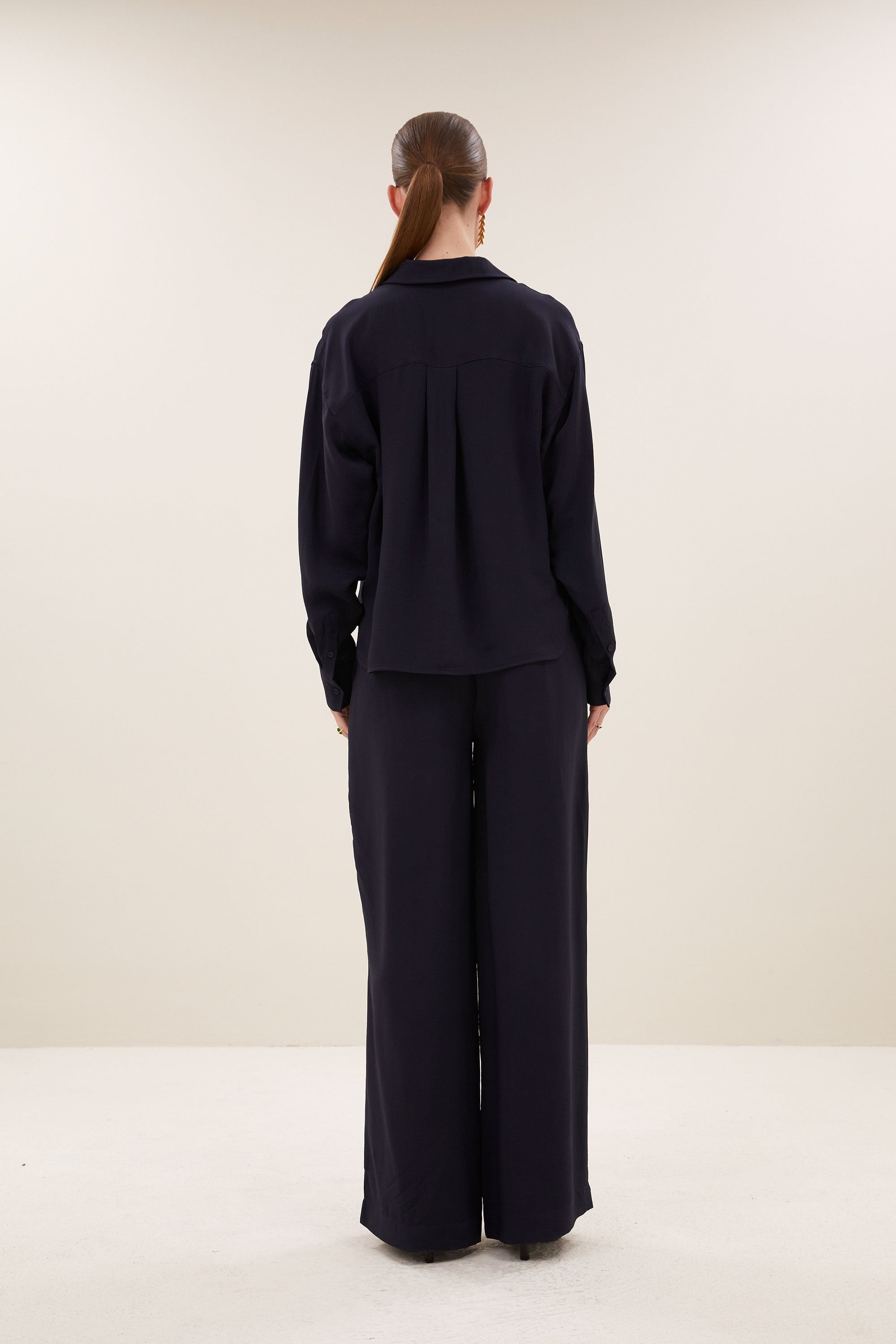 kris-satin-stripe-blouse-night-sky-all-time classic-gemaakt door weefspecialist-tijdloze pasvorm-by-bar-vooraanzicht