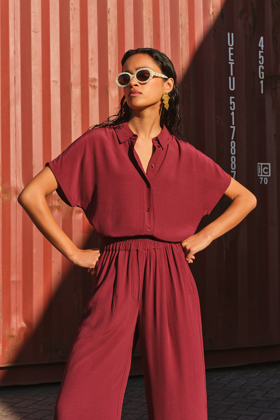 barley-viscose-blouse-wine-knoopsluiting-opstaande kraag-draagbaar als set-by-bar-sfeerbeeld