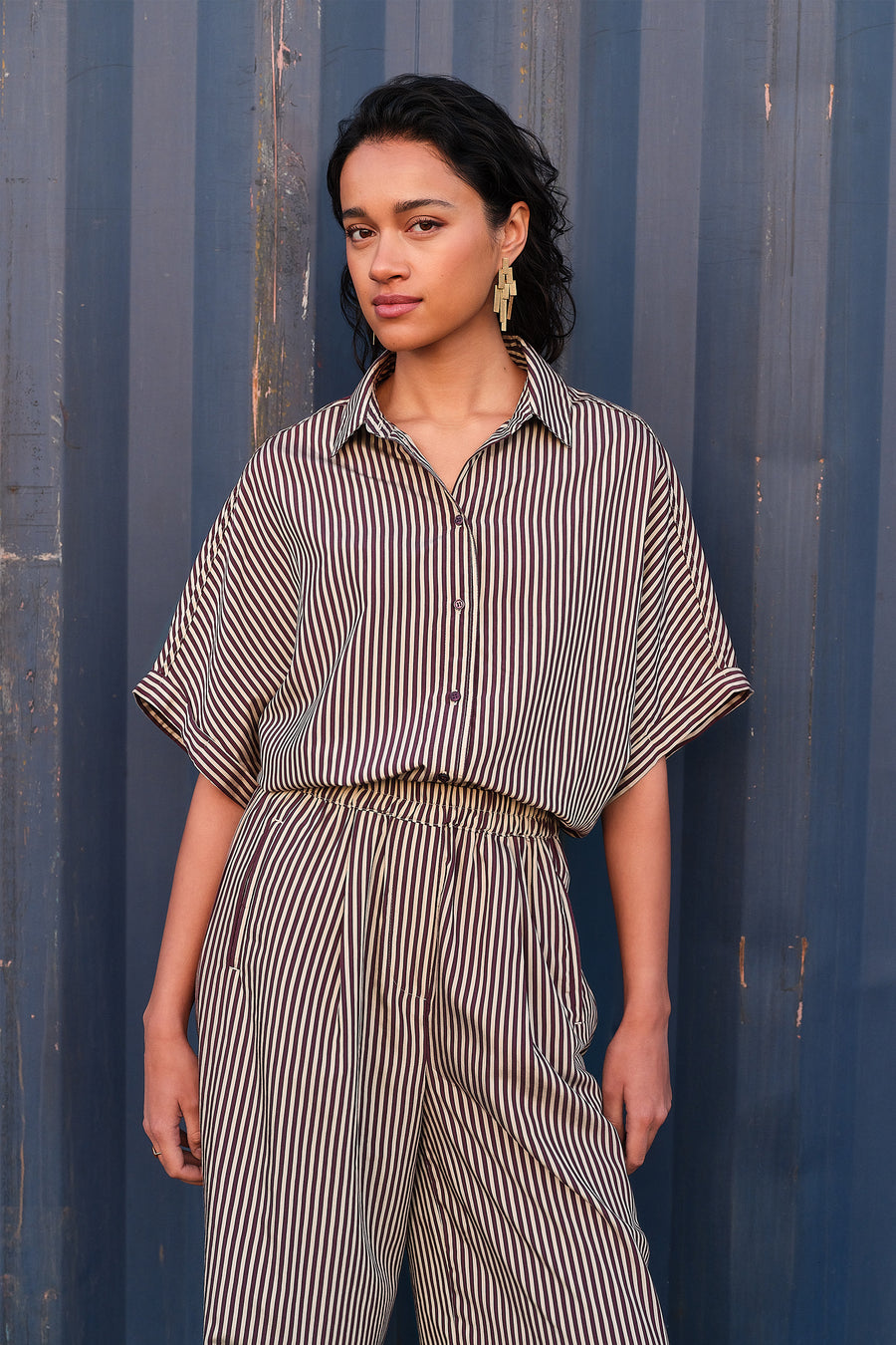 sunny-stripe-blouse-burgundy-stripe-knoopsluiting-must-have essential-draagbaar als set-by-bar-sfeerbeeld