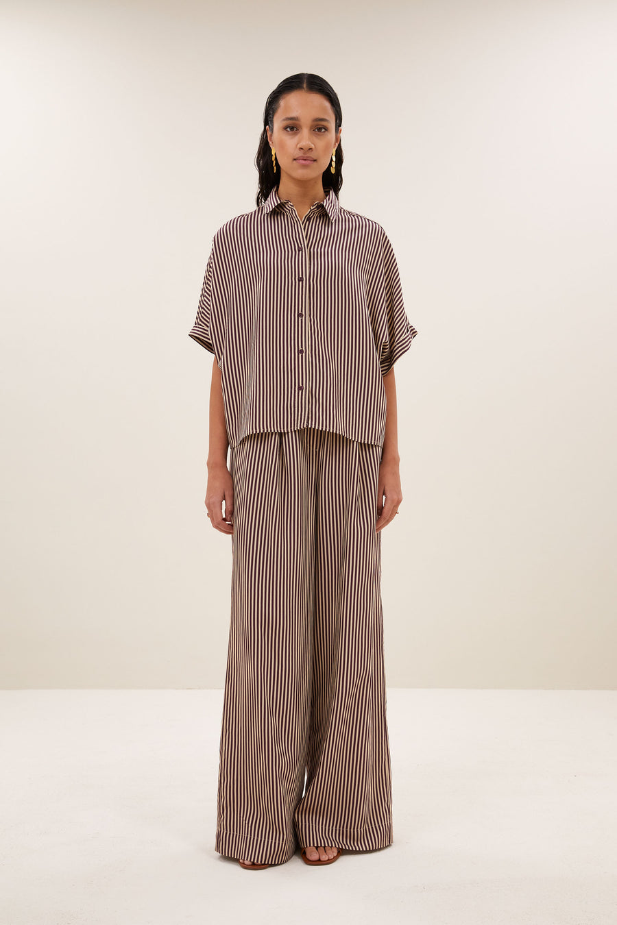 sunny-stripe-blouse-burgundy-stripe-knoopsluiting-must-have essential-draagbaar als set-by-bar-vooraanzicht