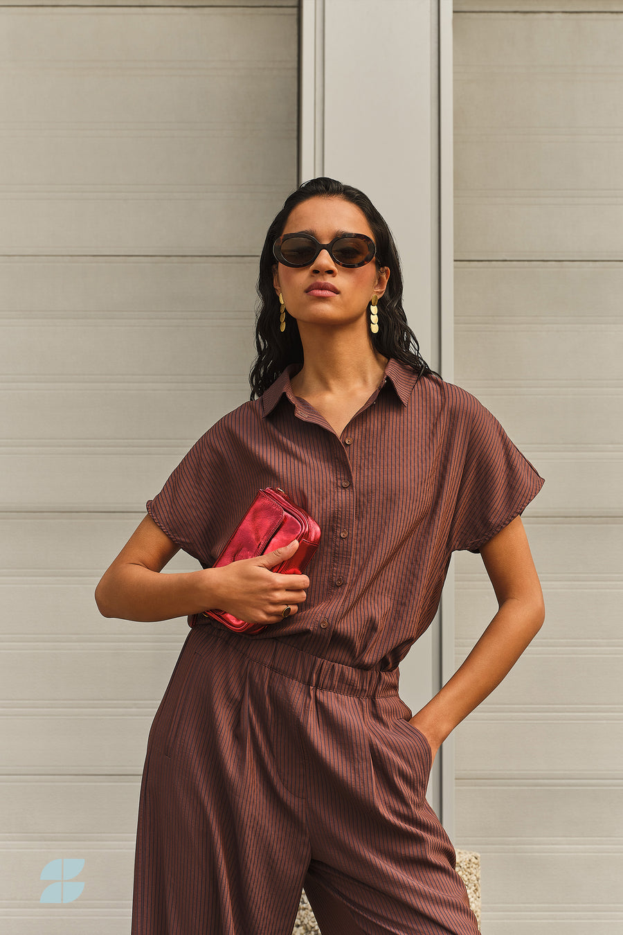 barley-tan-stripe-blouse-tanning-stripe-knoopsluiting-kleine kapmouw-opstaande kraag-by-bar-sfeerbeeld