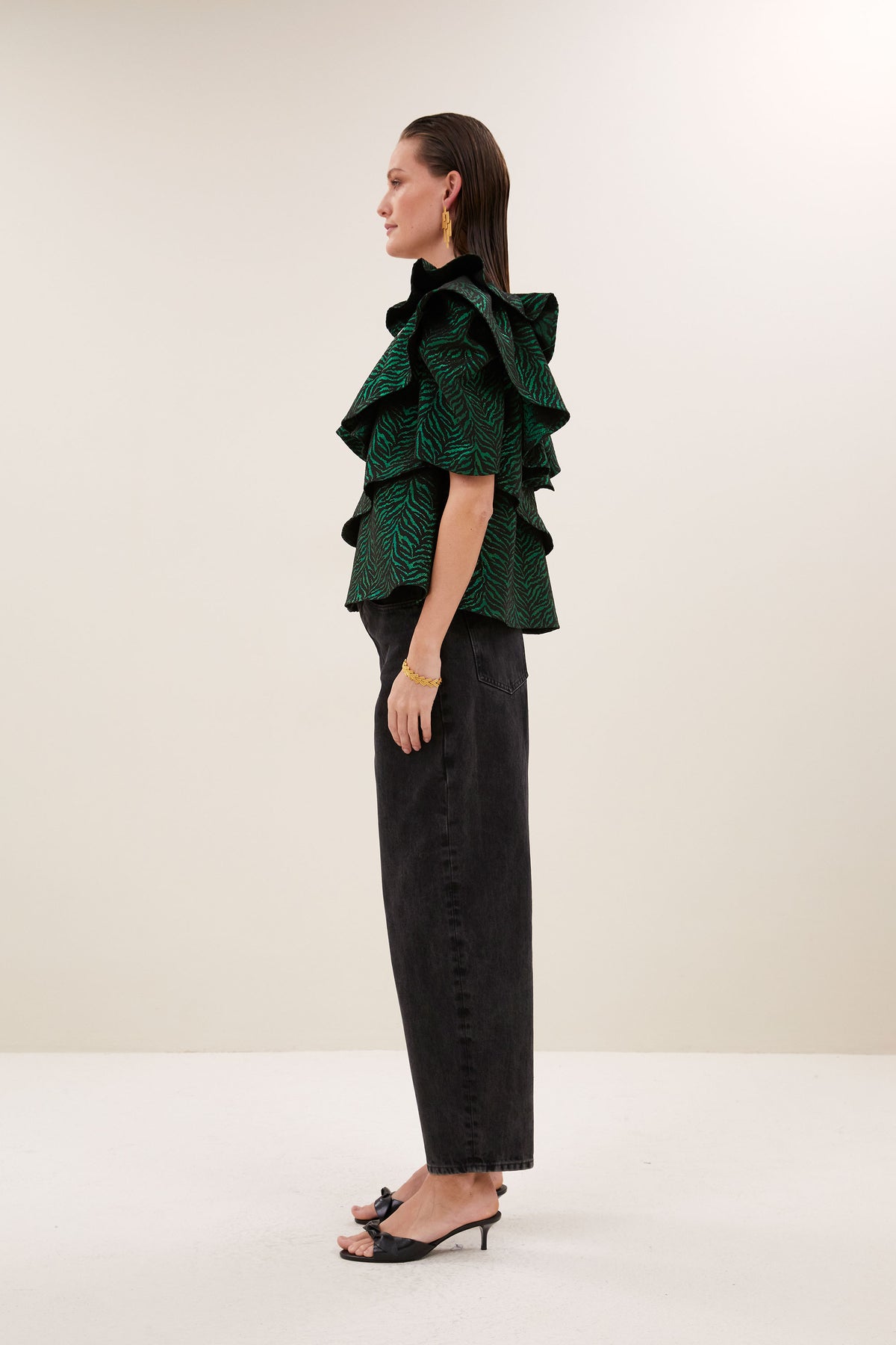 liz-zebra-blouse-green-zebra-normale pasvorm-ronde halslijn-ruches-by-bar-zijaanzicht