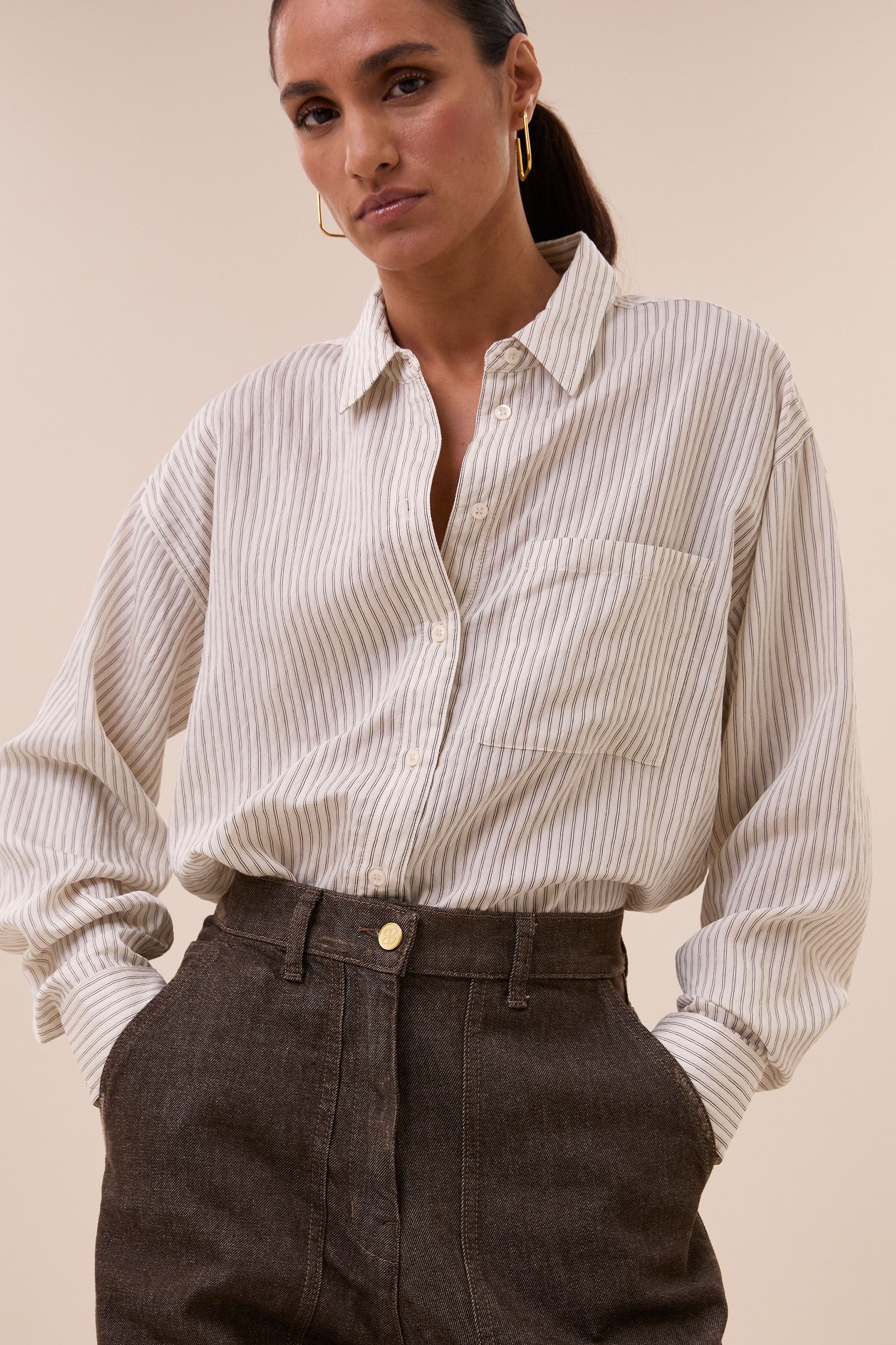 lise-thin-stripe-blouse-jet-black-stripe-casual fit-comfortabele pasvorm-must-have essential-by-bar-sfeerbeeld