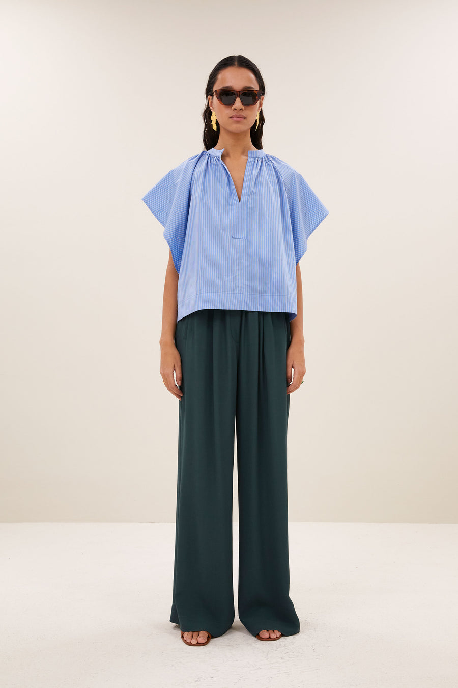 vina-cloud-blouse-cloud-blue-stripe-losvallende pasvorm-kleine kapmouw-v-halslijn-by-bar-vooraanzicht