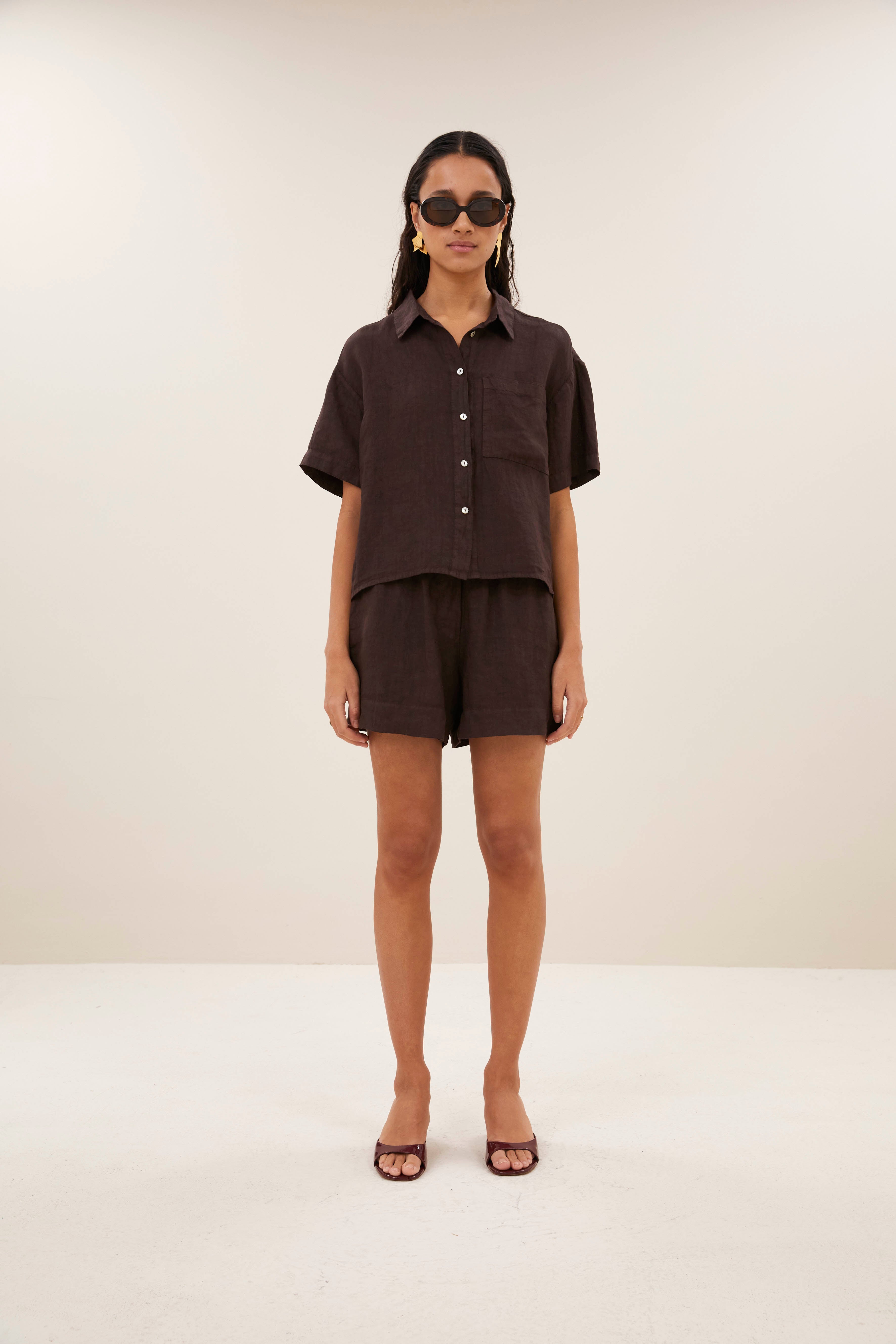 shorts-lio linen shorts espresso-by-bar-zijaanzicht