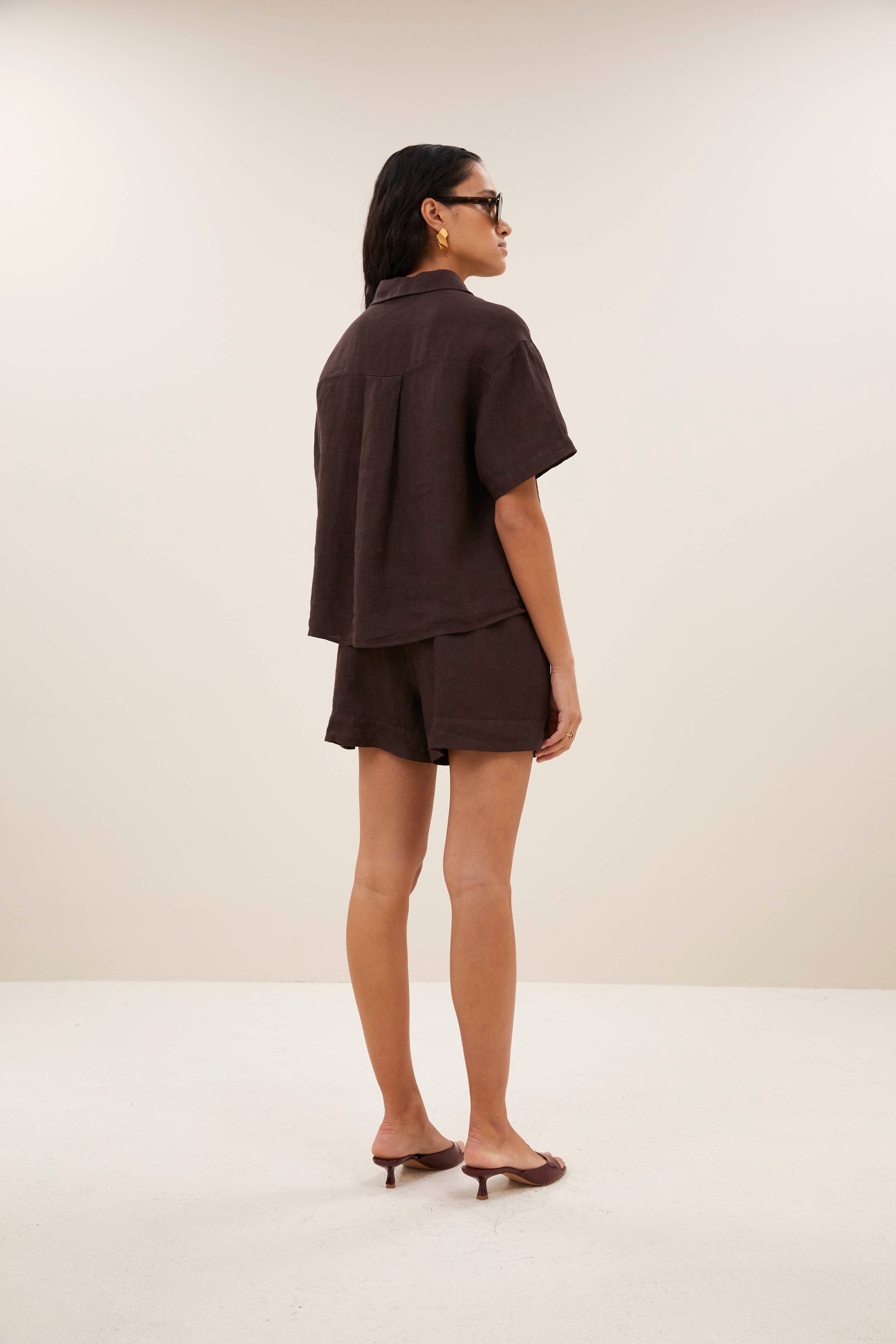 blouse-mara linen blouse espresso-by-bar-sfeerbeeld