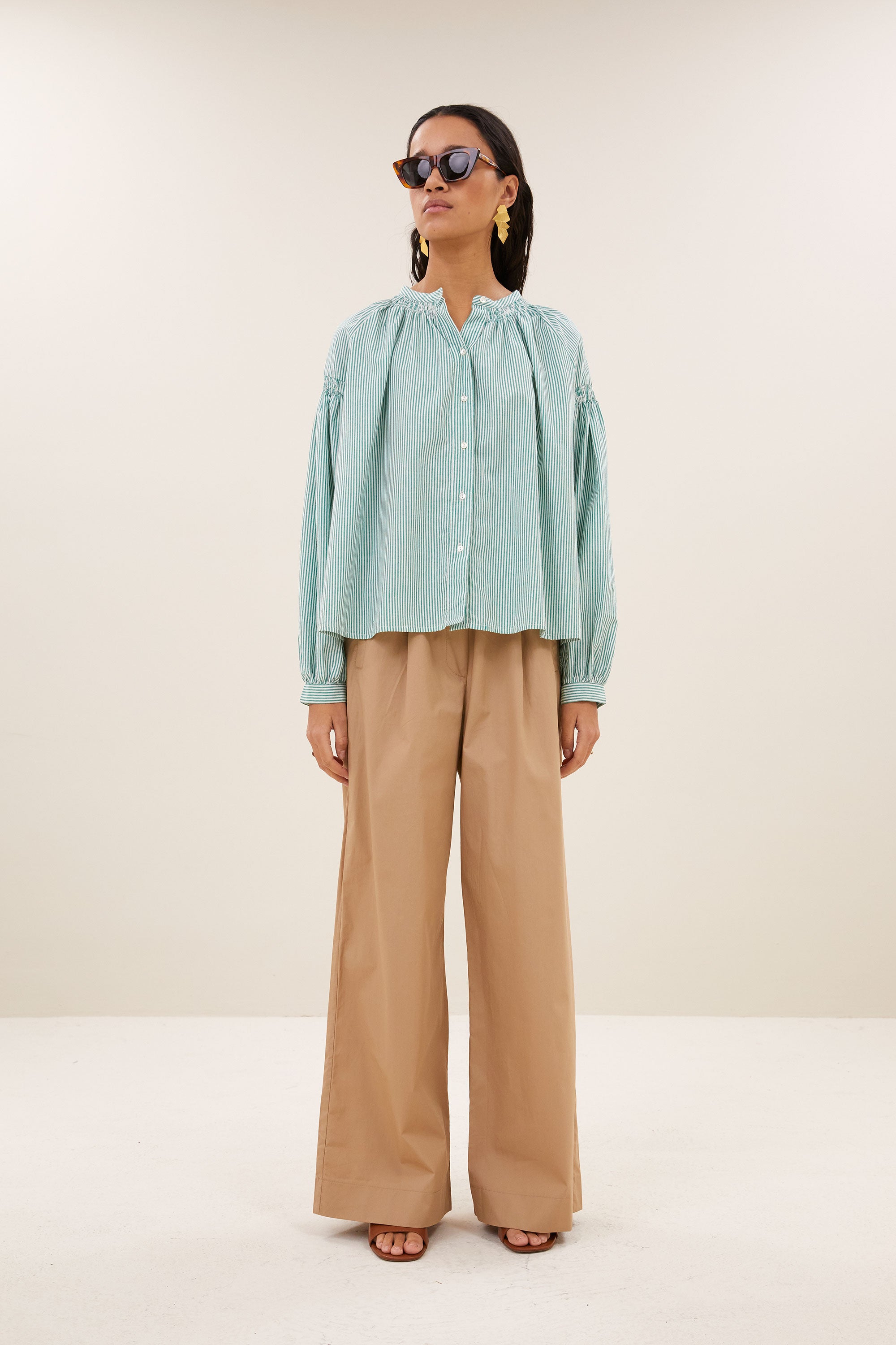 yume-stripe-blouse-forest-pinstripe-knoopsluiting-elastieken band-ronde halslijn-by-bar-sfeerbeeld