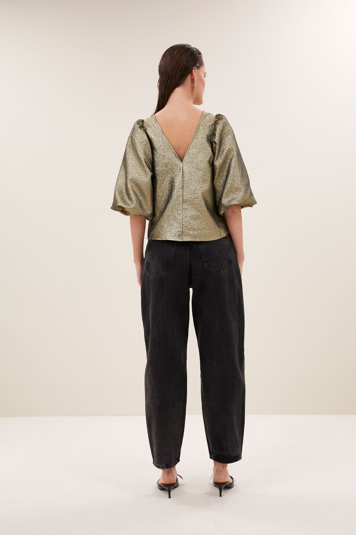 juta-gold-blouse-gold-korte fit-pofmouwen-v-halslijn-by-bar-achteraanzicht