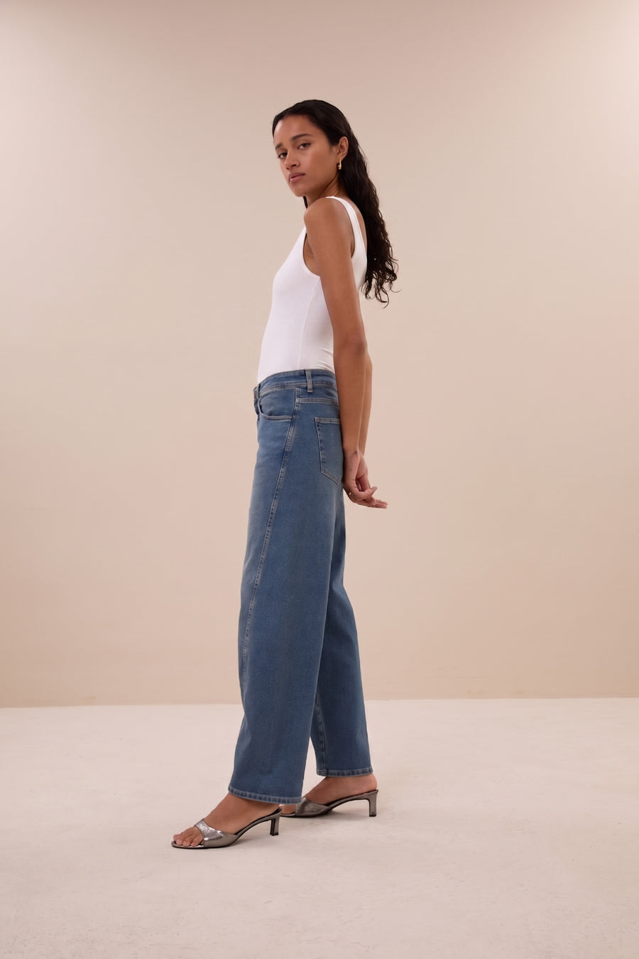lia-singlet-off-white-comfortabele draagervaring-all-time classic-aansluitende fit-by-bar-zijaanzicht