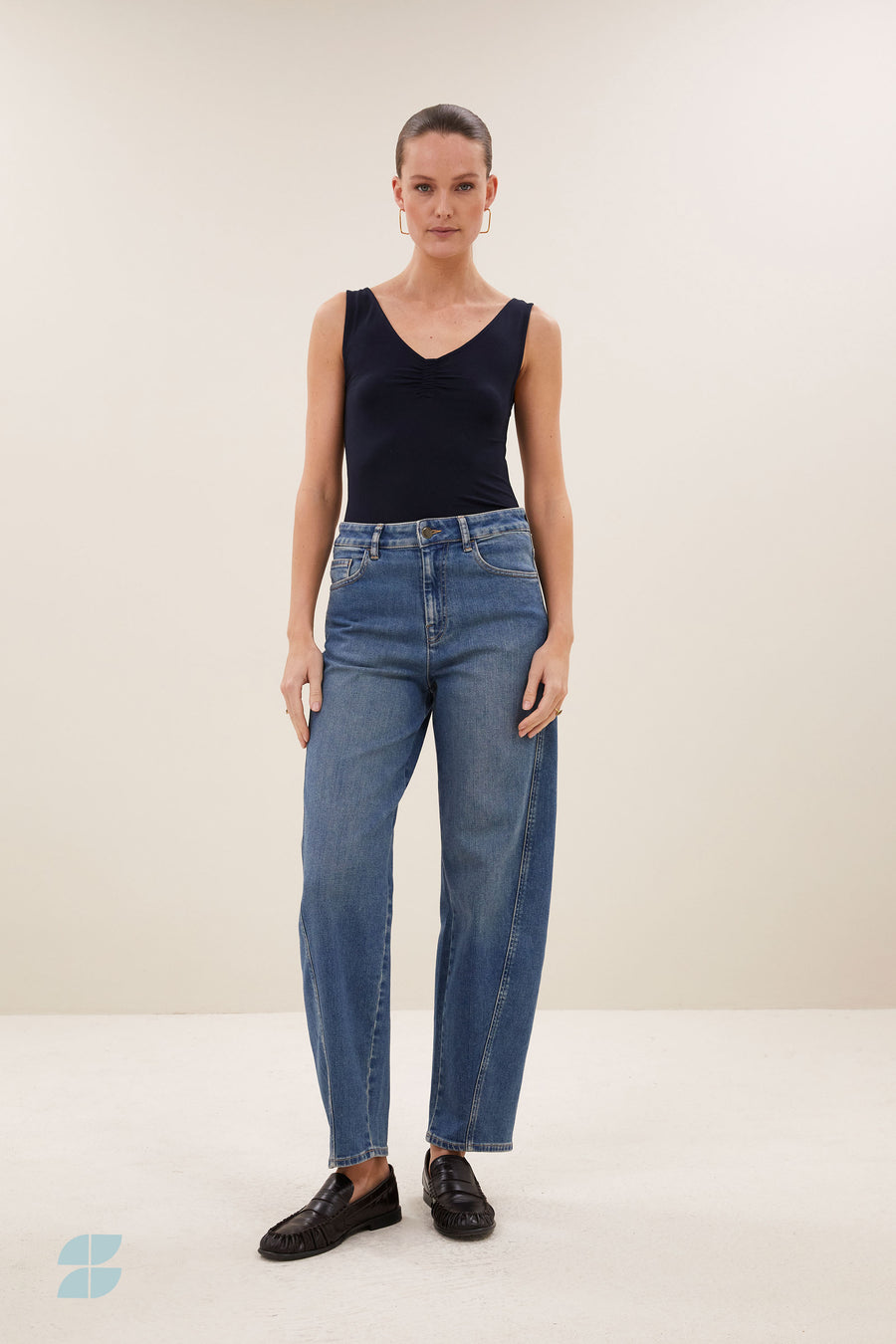 lia-singlet-dark-navy-comfortabele draagervaring-all-time classic-aansluitende fit-by-bar-sfeerbeeld
