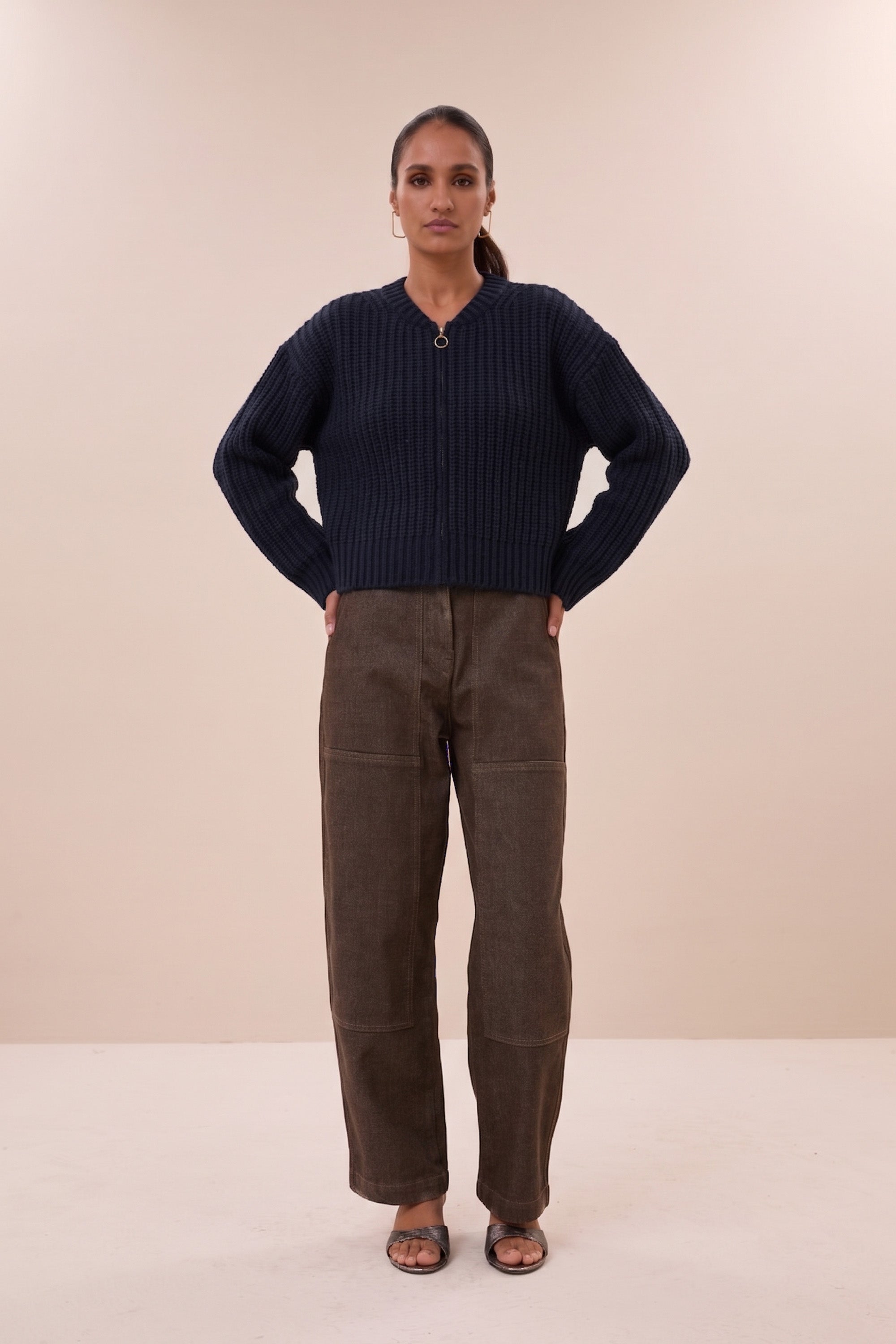 lavi-cardigan-midnight-ribpatroon-ronde halslijn-ritssluiting-by-bar-vooraanzicht