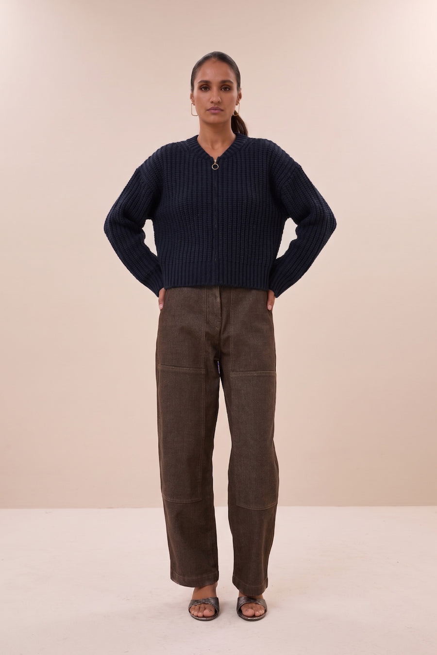 lavi-cardigan-midnight-ribpatroon-ronde halslijn-ritssluiting-by-bar-vooraanzicht