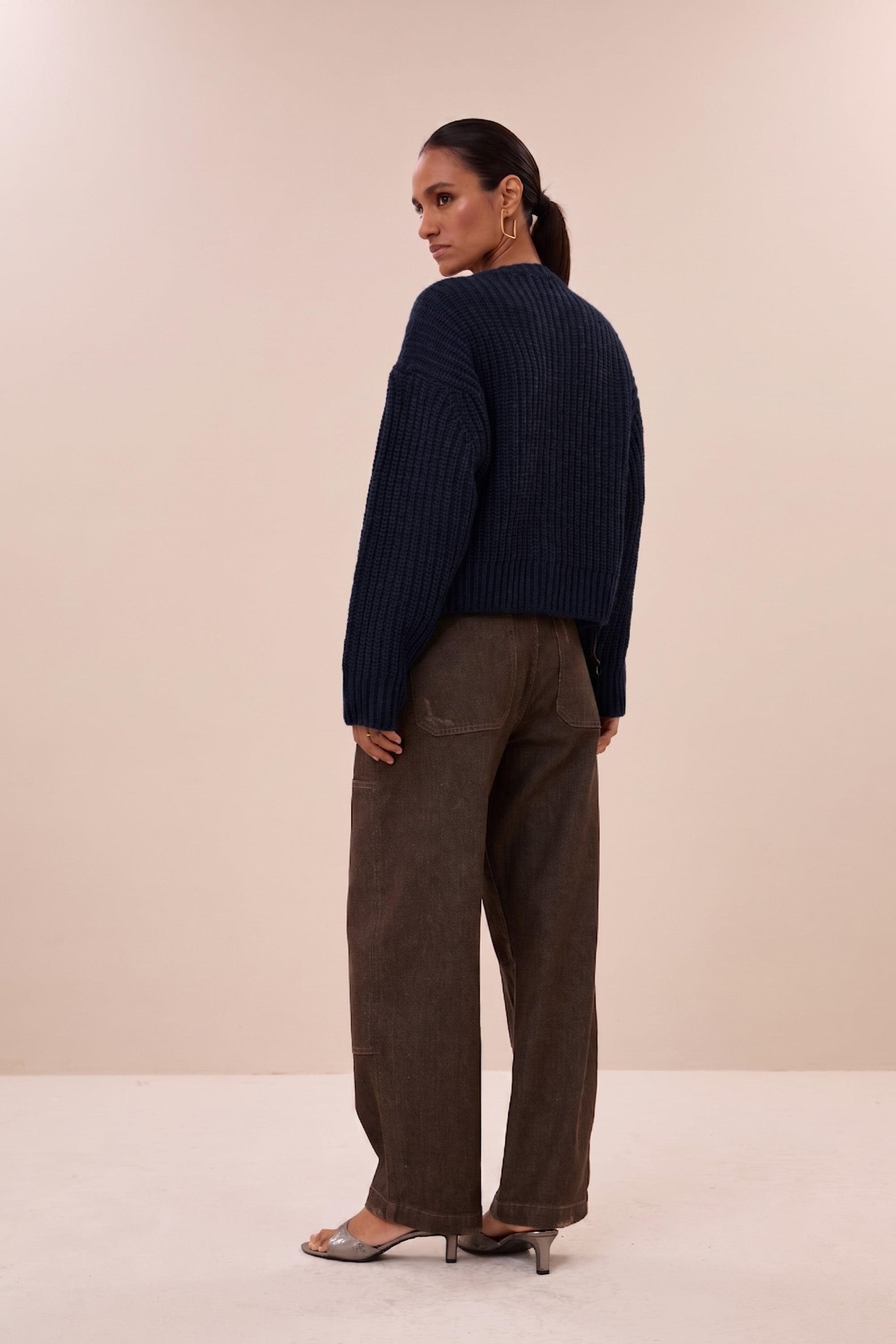 lavi-cardigan-midnight-ribpatroon-ronde halslijn-ritssluiting-by-bar-achteraanzicht