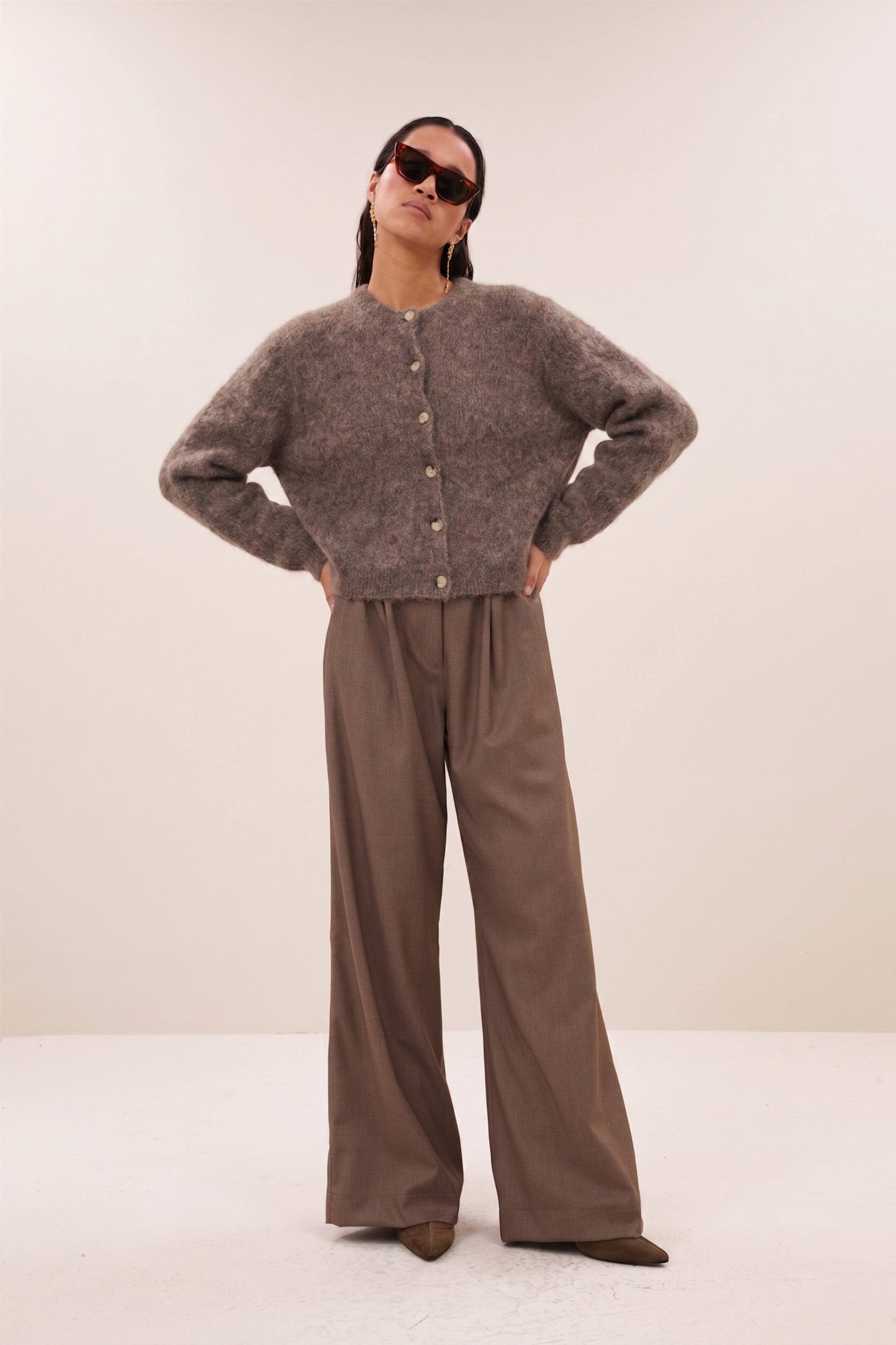 vasile-cardigan-dark-biscuit-alpacamix kwaliteit-knoopsluiting-casual fit-by-bar-vooraanzicht