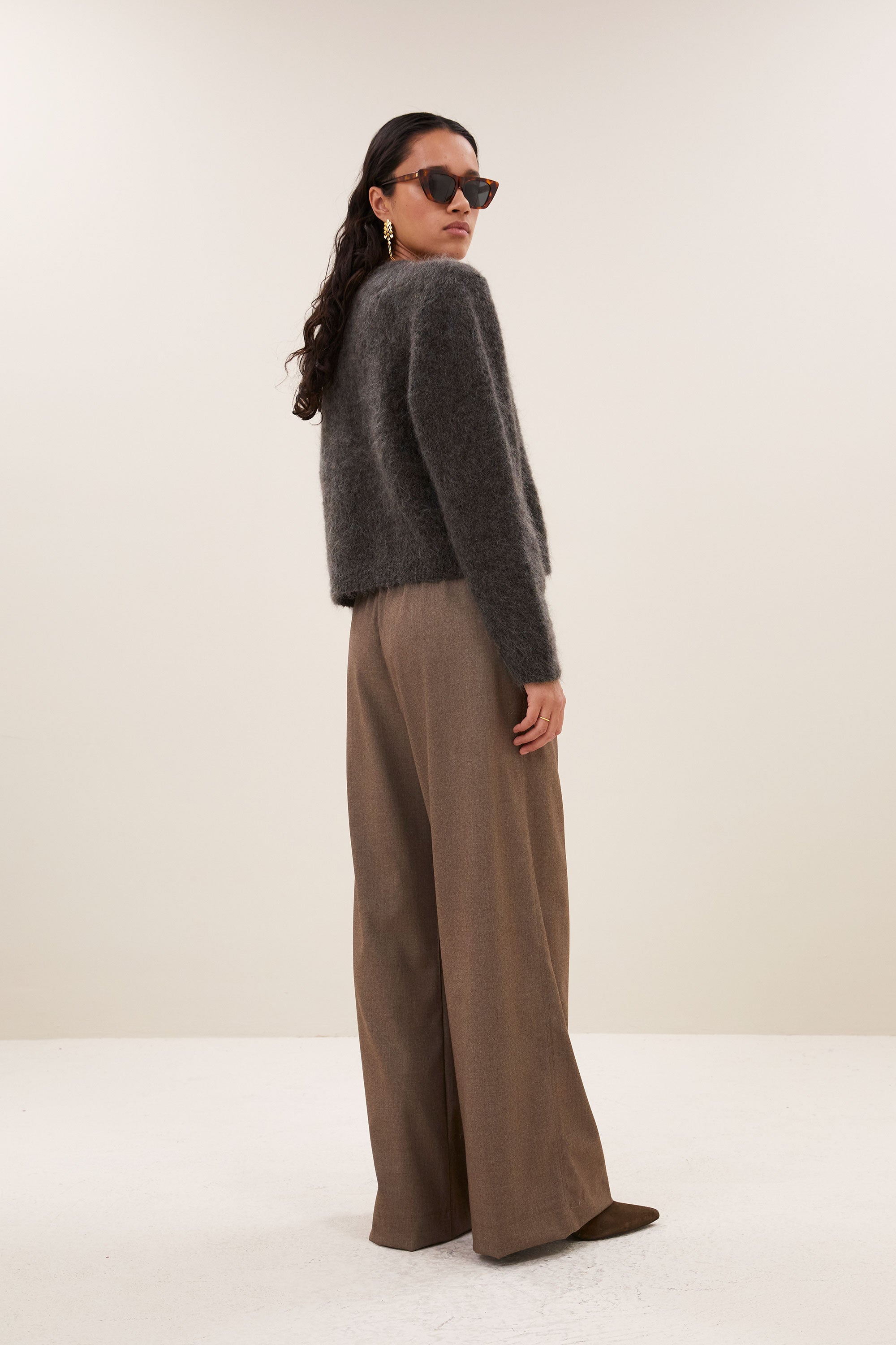 vasile-cardigan-moss-brown-alpacamix kwaliteit-knoopsluiting-casual fit-by-bar-achteraanzicht