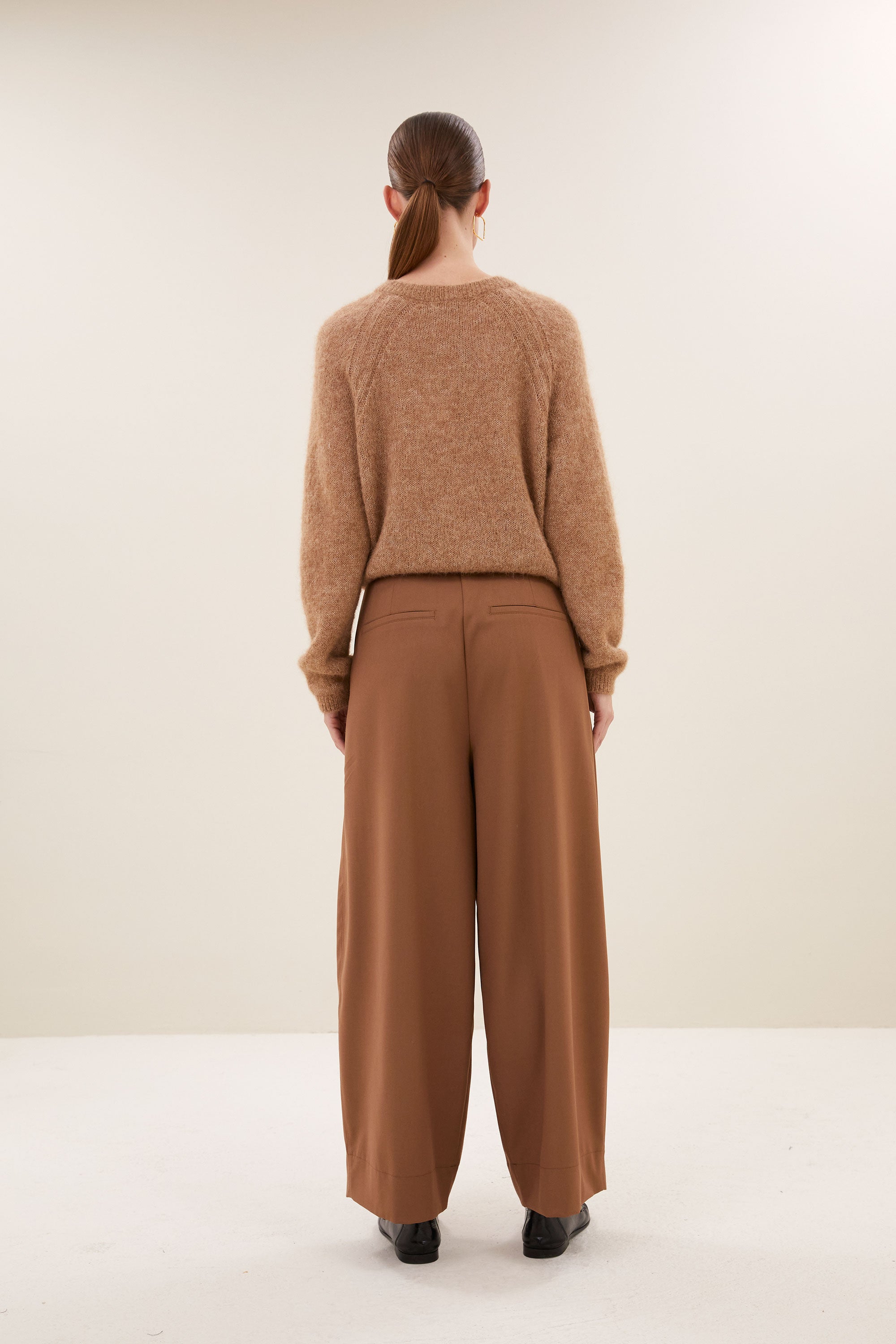 falon-cardigan-camel-alpacamix kwaliteit-knoopsluiting-ronde halslijn-by-bar-achteraanzicht