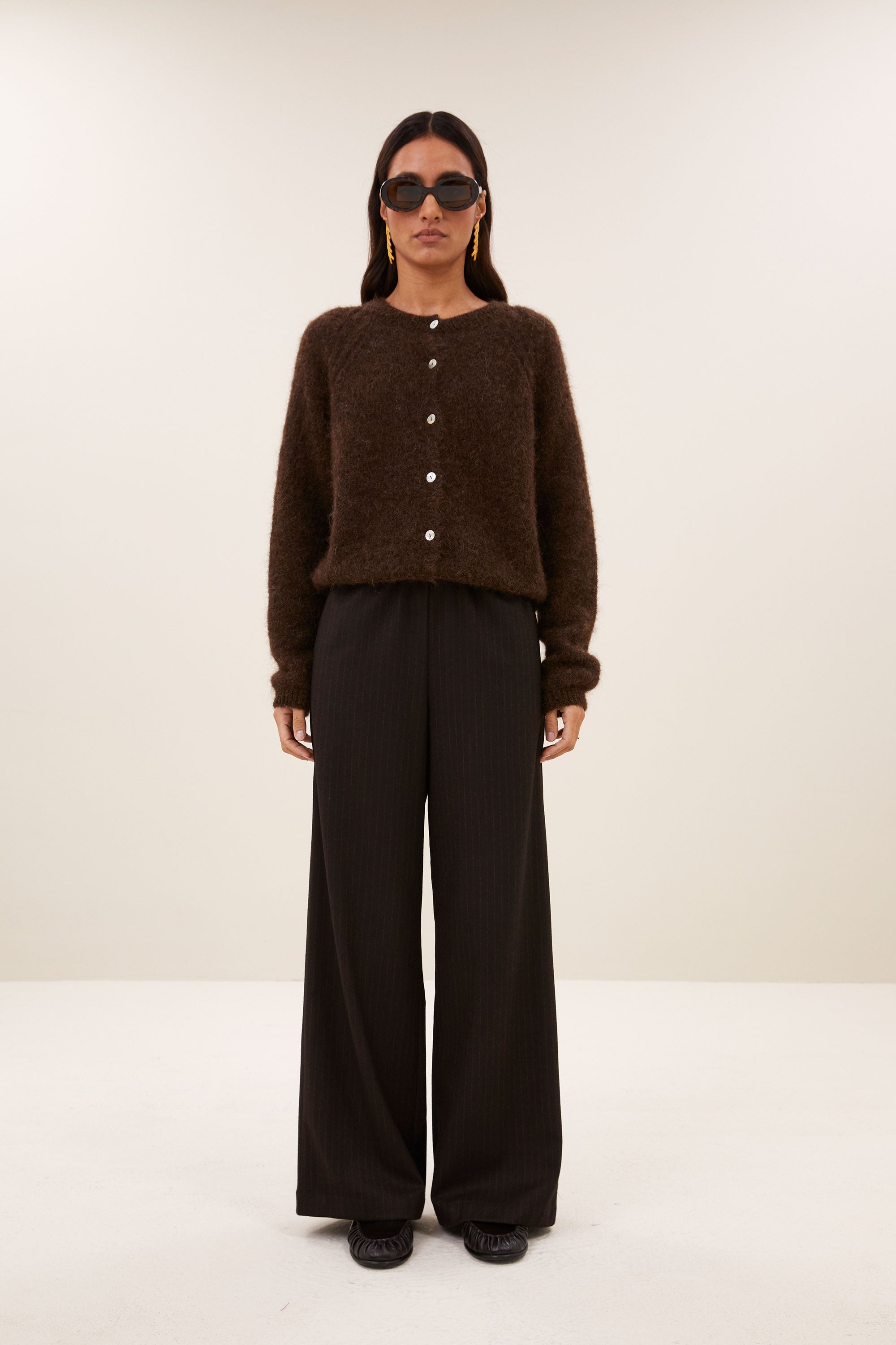falon-cardigan-deep-brown-alpacamix kwaliteit-knoopsluiting-ronde halslijn-by-bar-vooraanzicht