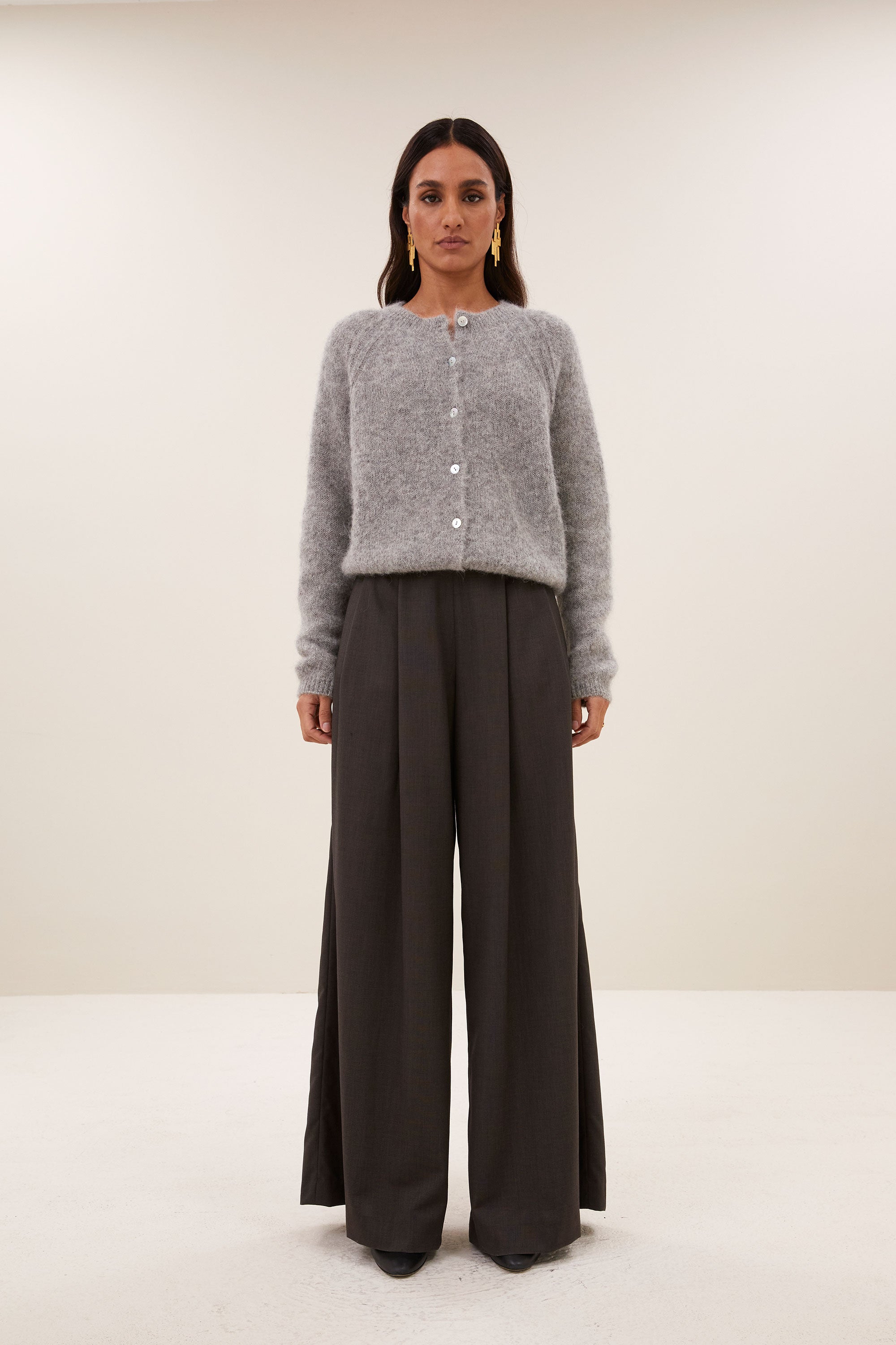falon-cardigan-grey-melee-alpacamix kwaliteit-knoopsluiting-ronde halslijn-by-bar-aanvullende-foto