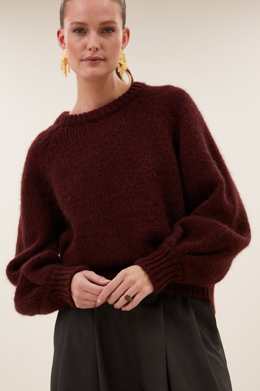 lucia-pullover-wine-alpacamix kwaliteit-comfortabele pasvorm-ronde halslijn-by-bar-detail
