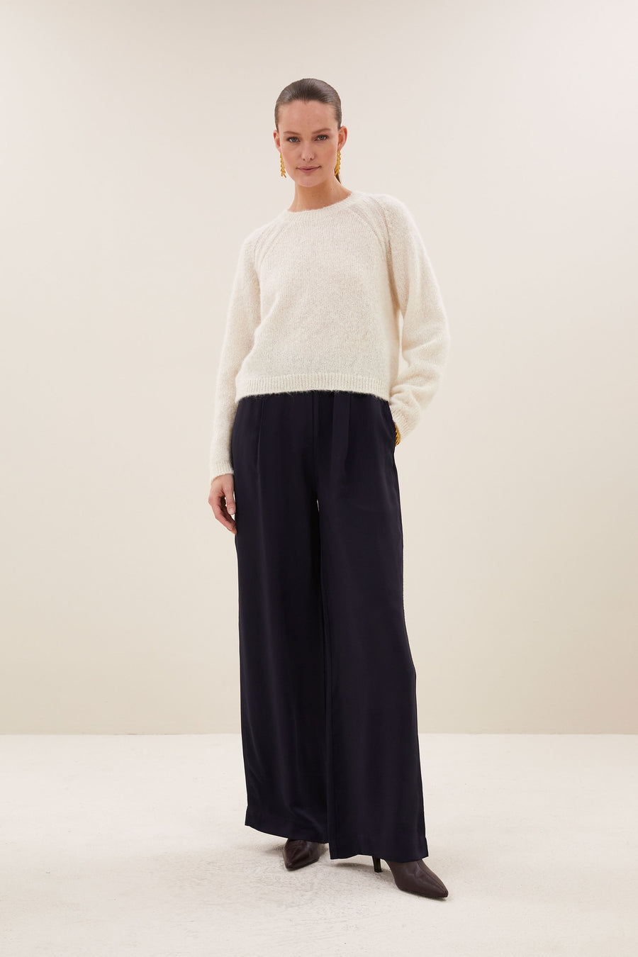 falon-pullover-off-white-alpacamix kwaliteit-all-time classic-ronde halslijn-by-bar-sfeerbeeld